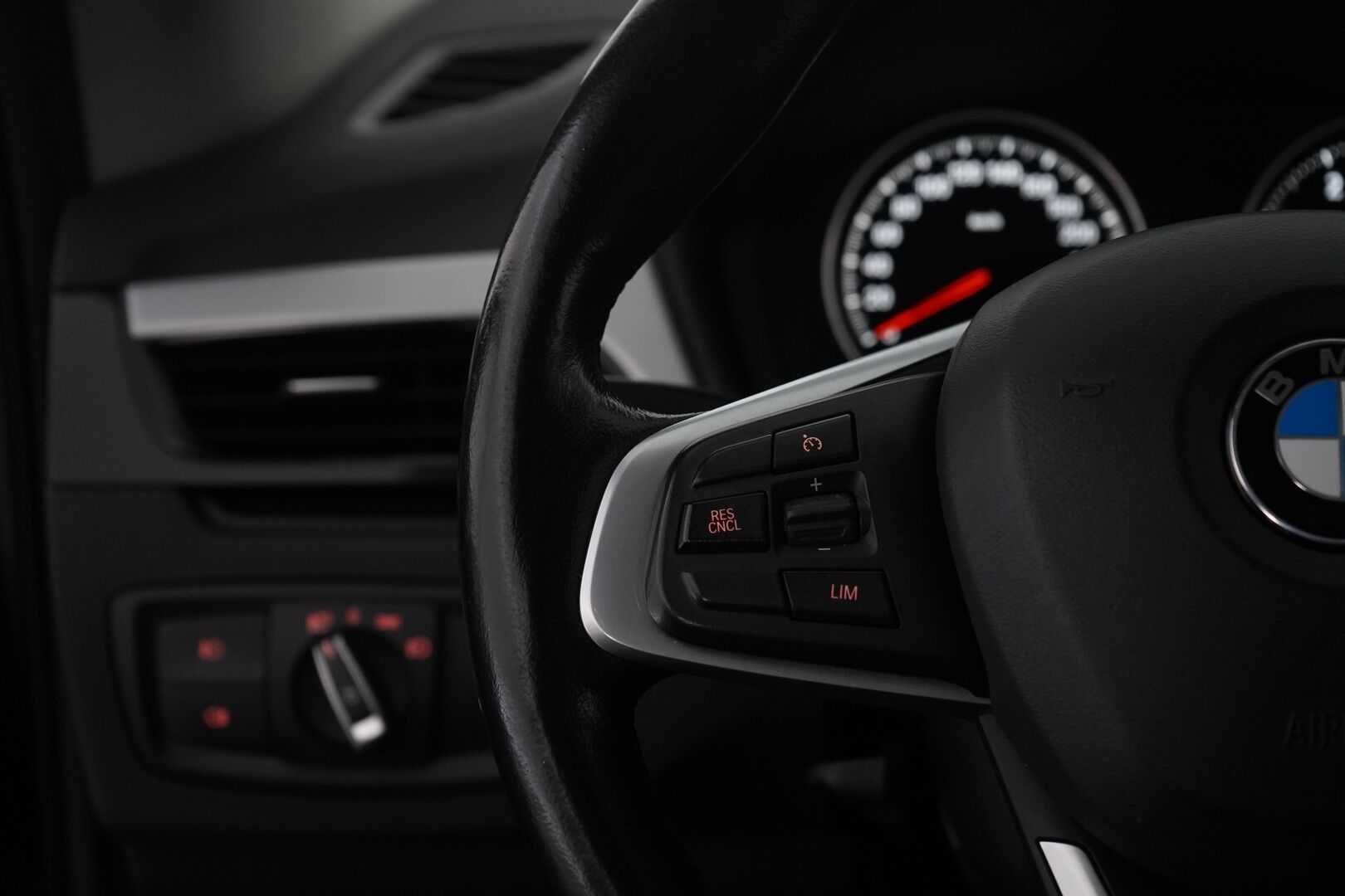 BMW X1 2019 F48 xDrive 18d A Business Pro* HUD / Panorama / Vetokoukku / Keyless / Hifi * - Suomiauto / Huippuvarusteet - HULLUT JOULUT KORKOTARJOUS 2,49% 