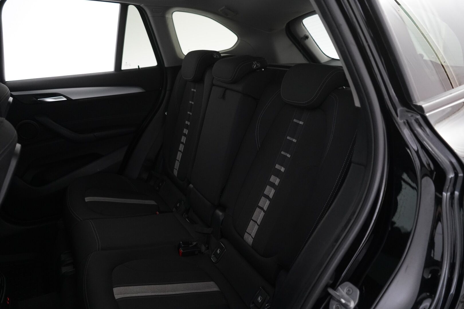 BMW X1 2019 F48 xDrive 18d A Business Pro* HUD / Panorama / Vetokoukku / Keyless / Hifi * - Suomi-auto / Huippuvarusteet / Kahdet OEM Vanteet / Viimeisin huolto 9/2025