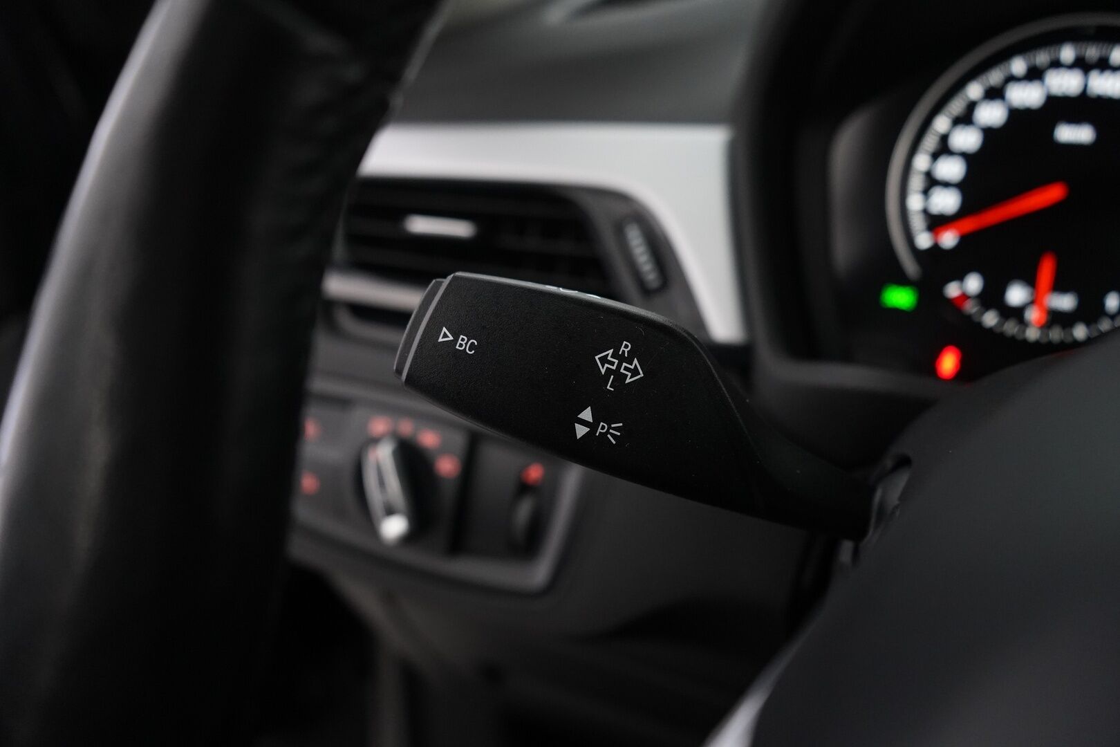 BMW X1 2019 F48 xDrive 18d A Business Pro* HUD / Panorama / Vetokoukku / Keyless / Hifi * - Suomi-auto / Huippuvarusteet / Kahdet OEM Vanteet / Viimeisin huolto 9/2025