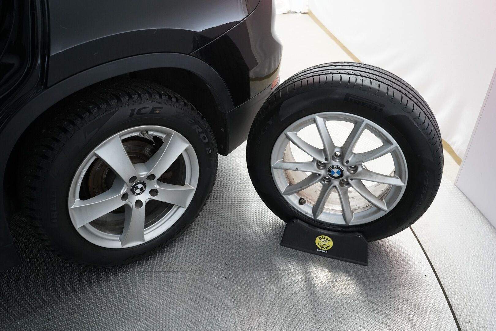 BMW X1 2019 F48 xDrive 18d A Business Pro* HUD / Panorama / Vetokoukku / Keyless / Hifi * - Suomi-auto / Huippuvarusteet / Kahdet OEM Vanteet / Viimeisin huolto 9/2025