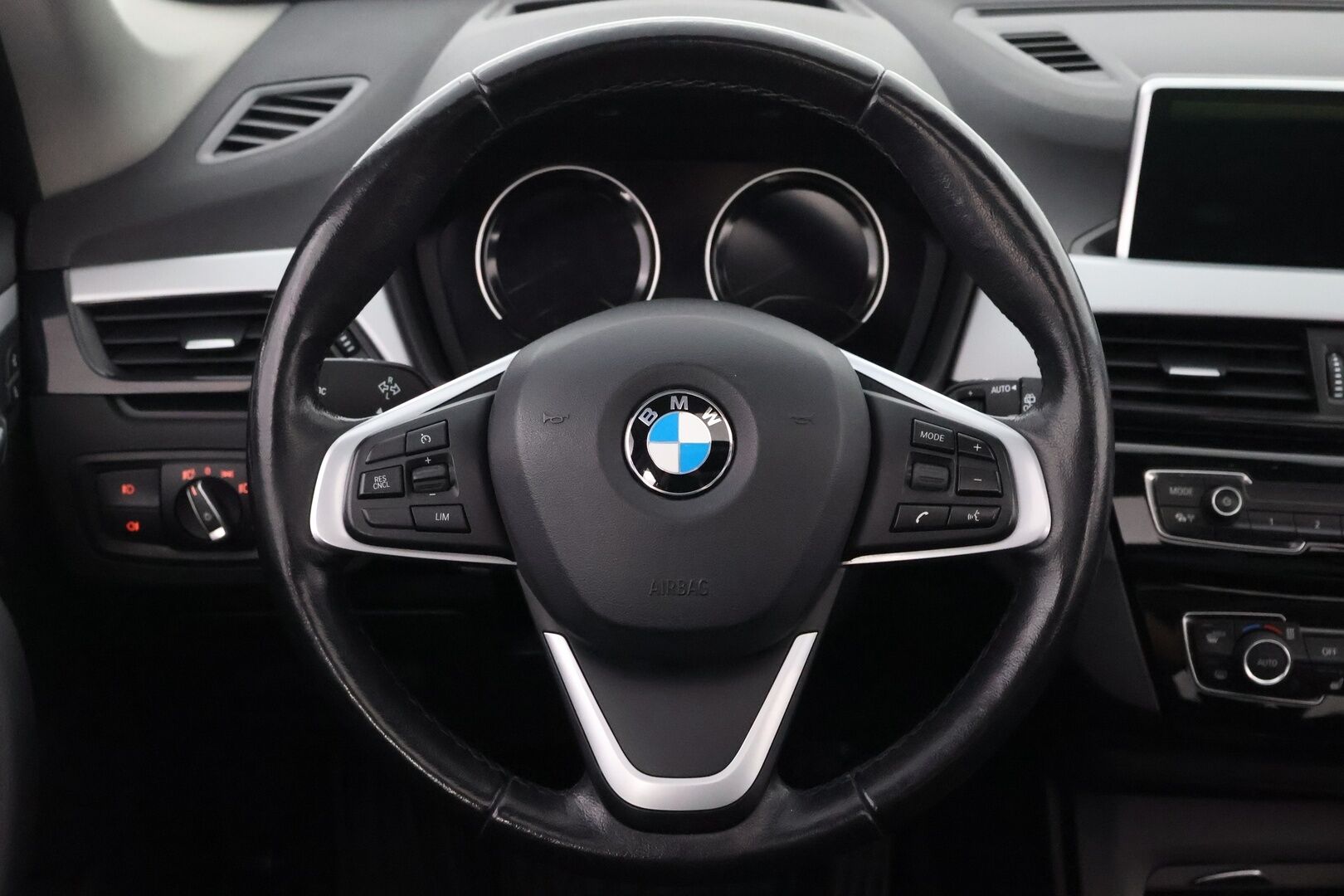 BMW X1 2018 F48 xDrive18d A Business Pro - Suomiauto / HUD / HiFi / Panoraama / Vetokoukku / Digimittaristo / KeylessGo / LED / Huippuvarusteet!