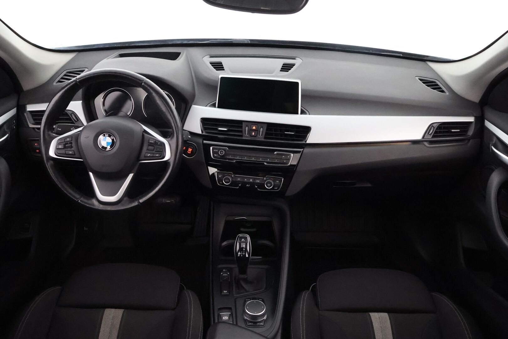 BMW X1 2018 F48 xDrive18d A Business Pro - Suomiauto / HUD / HiFi / Panoraama / Vetokoukku / Digimittaristo / KeylessGo / LED / Huippuvarusteet!