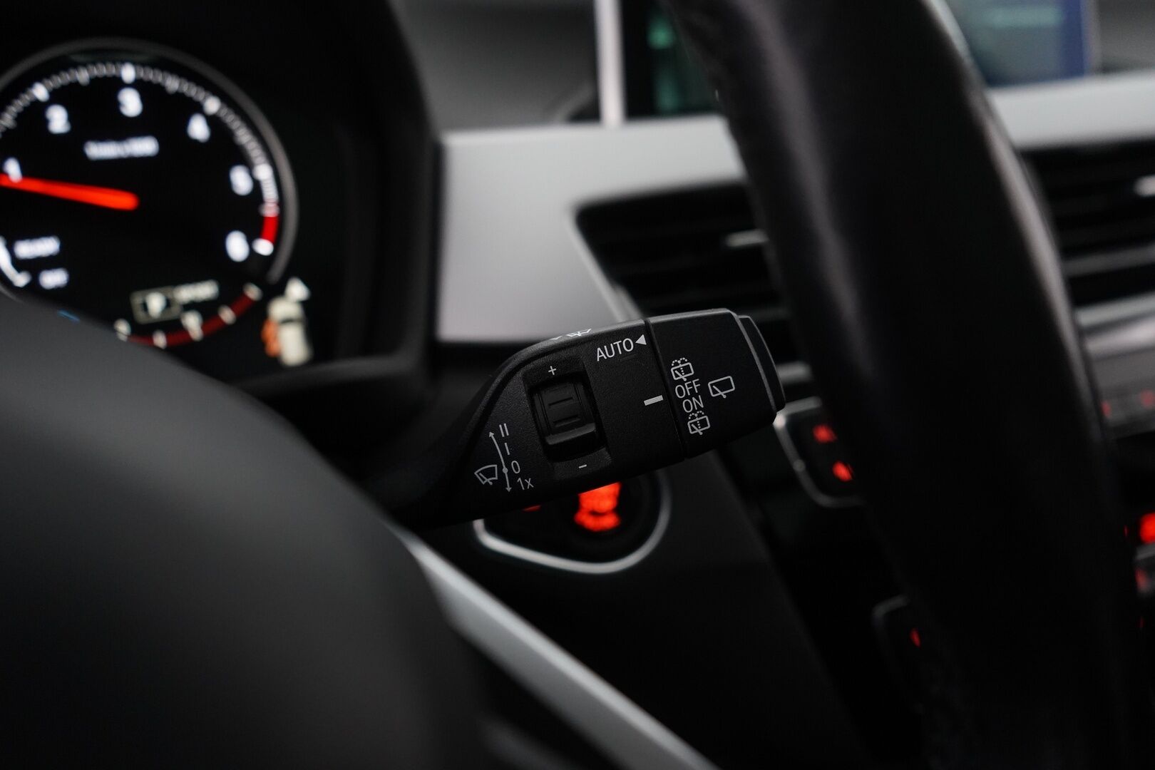 BMW X1 2019 F48 xDrive 18d A Business Pro* HUD / Panorama / Vetokoukku / Keyless / Hifi * - Suomiauto / Huippuvarusteet - HULLUT JOULUT KORKOTARJOUS 2,49% 