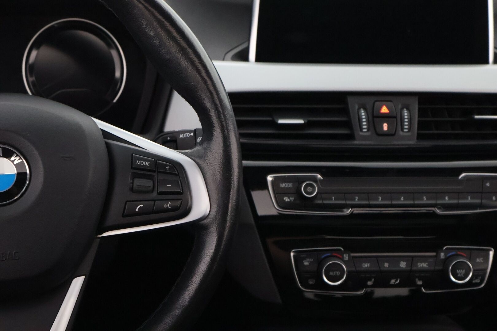 BMW X1 2018 F48 xDrive18d A Business Pro - Suomiauto / HUD / HiFi / Panoraama / Vetokoukku / Digimittaristo / KeylessGo / LED / Huippuvarusteet!