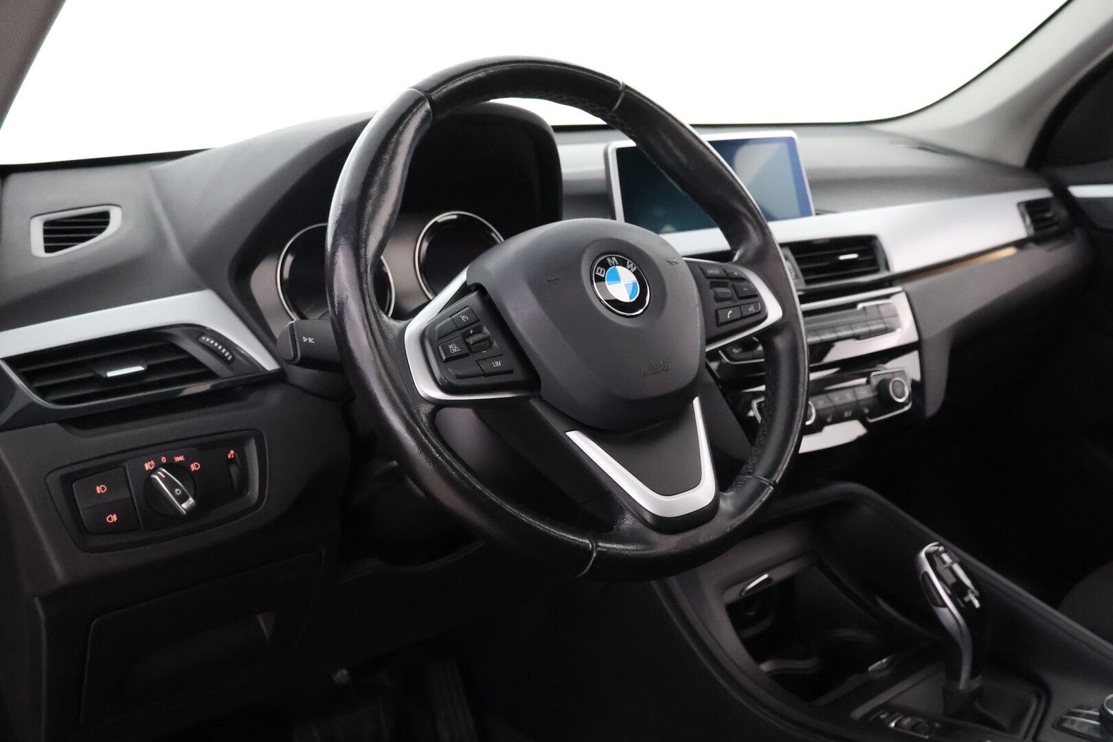 BMW X1 2018 F48 xDrive18d A Business Pro - Suomiauto / HUD / HiFi / Panoraama / Vetokoukku / Digimittaristo / KeylessGo / LED / Huippuvarusteet!