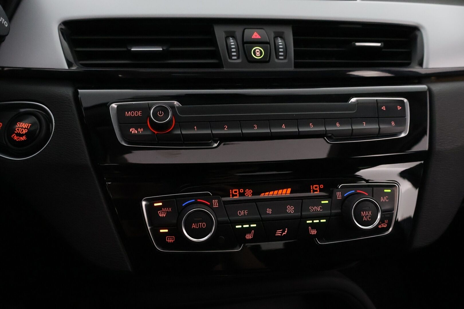 BMW X1 2018 F48 xDrive18d A Business Pro - Suomiauto / HUD / HiFi / Panoraama / Vetokoukku / Digimittaristo / KeylessGo / LED / Huippuvarusteet!