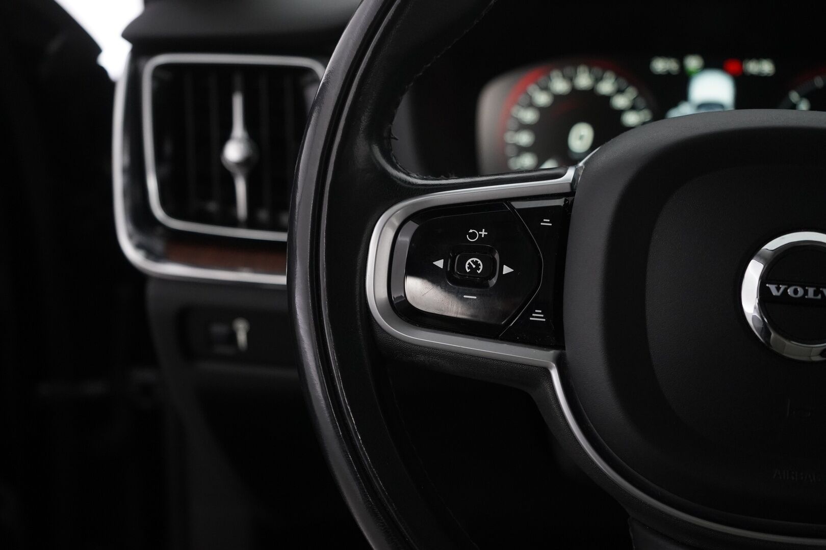 Volvo V60 2019 D4 Business Inscription aut *ACC / Weba / Koukku / Muistipenkki / Nahkasisusta / KeylessGo* - Suomi-auto / Kahdet renkaat alumiinivantein / Jakopää 2024