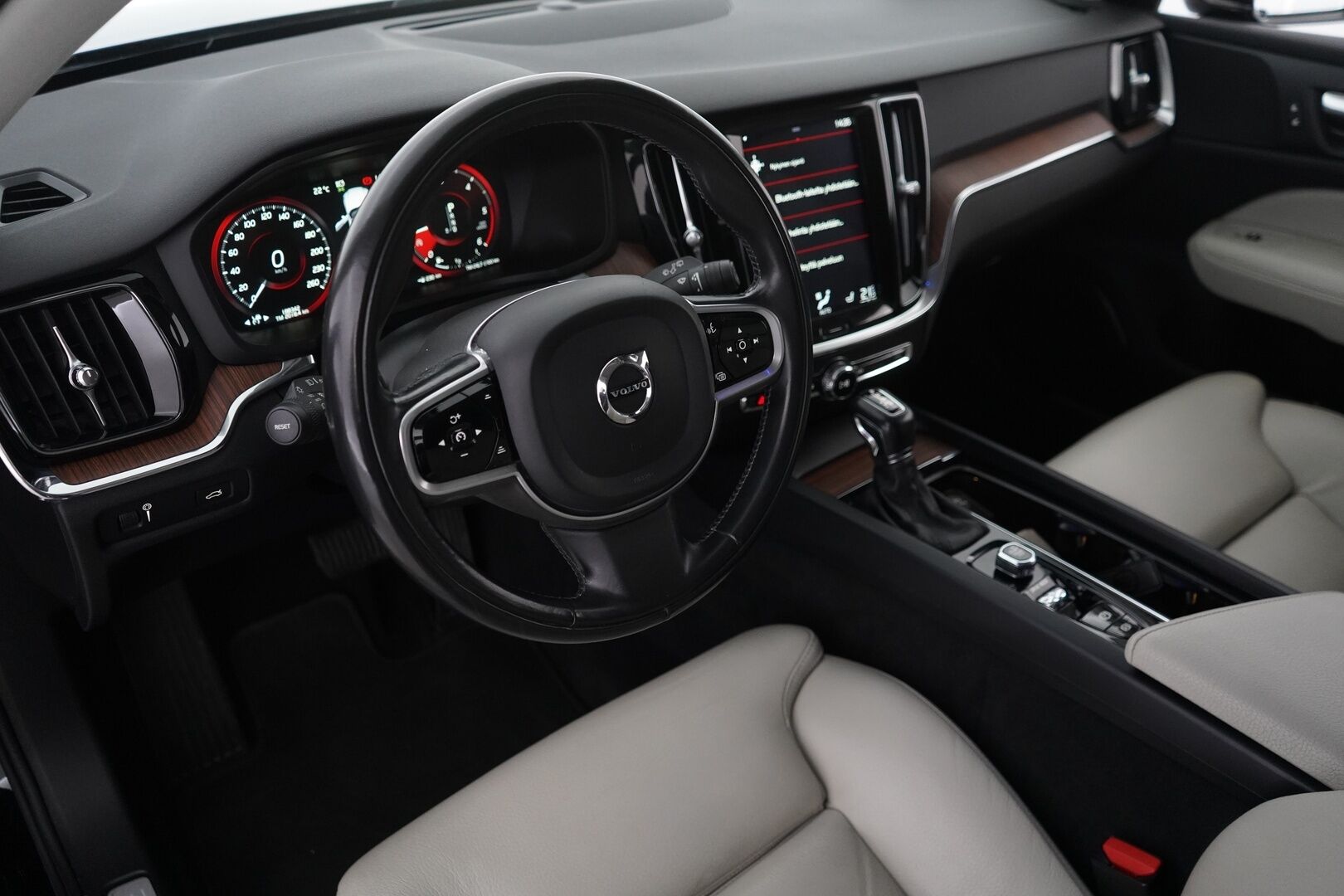 Volvo V60 2019 D4 Business Inscription aut *ACC / Weba / Koukku / Muistipenkki / Nahkasisusta / KeylessGo* - Suomi-auto / Kahdet renkaat alumiinivantein / Jakopää 2024