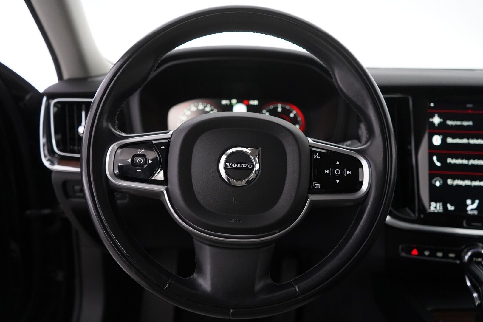 Volvo V60 2019 D4 Business Inscription aut *ACC / Weba / Koukku / Muistipenkki / Nahkasisusta / KeylessGo* - Suomi-auto / Kahdet renkaat alumiinivantein / Jakopää 2024