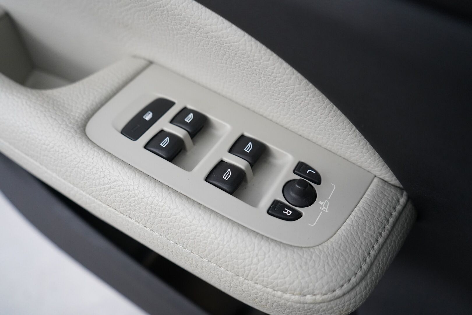 Volvo V60 2019 D4 Business Inscription aut *ACC / Weba / Koukku / Muistipenkki / Nahkasisusta / KeylessGo* - Suomi-auto / Kahdet renkaat alumiinivantein / Jakopää 2024