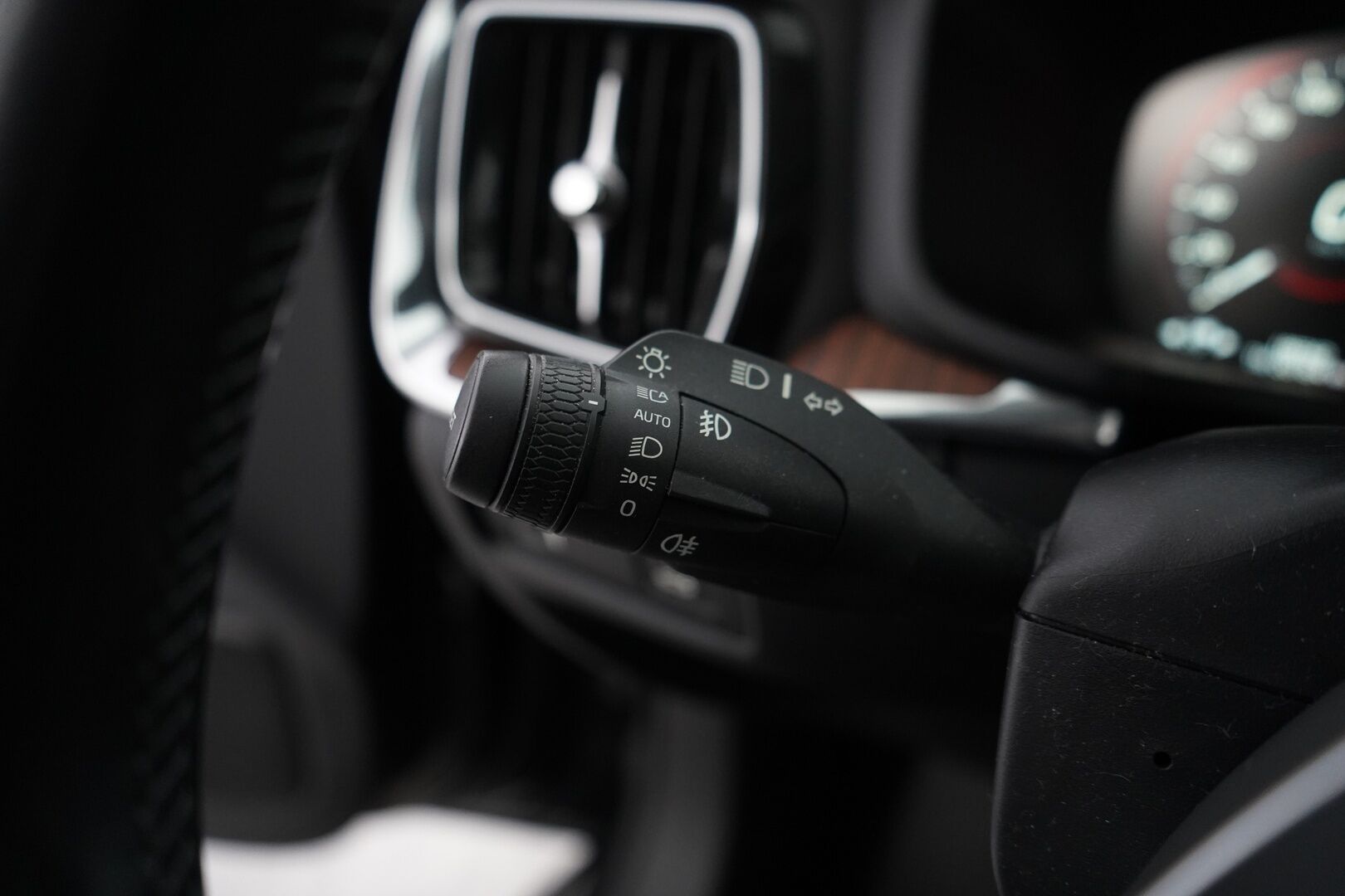 Volvo V60 2019 D4 Business Inscription aut *ACC / Weba / Koukku / Muistipenkki / Nahkasisusta / KeylessGo* - Suomi-auto / Kahdet renkaat alumiinivantein / Jakopää 2024