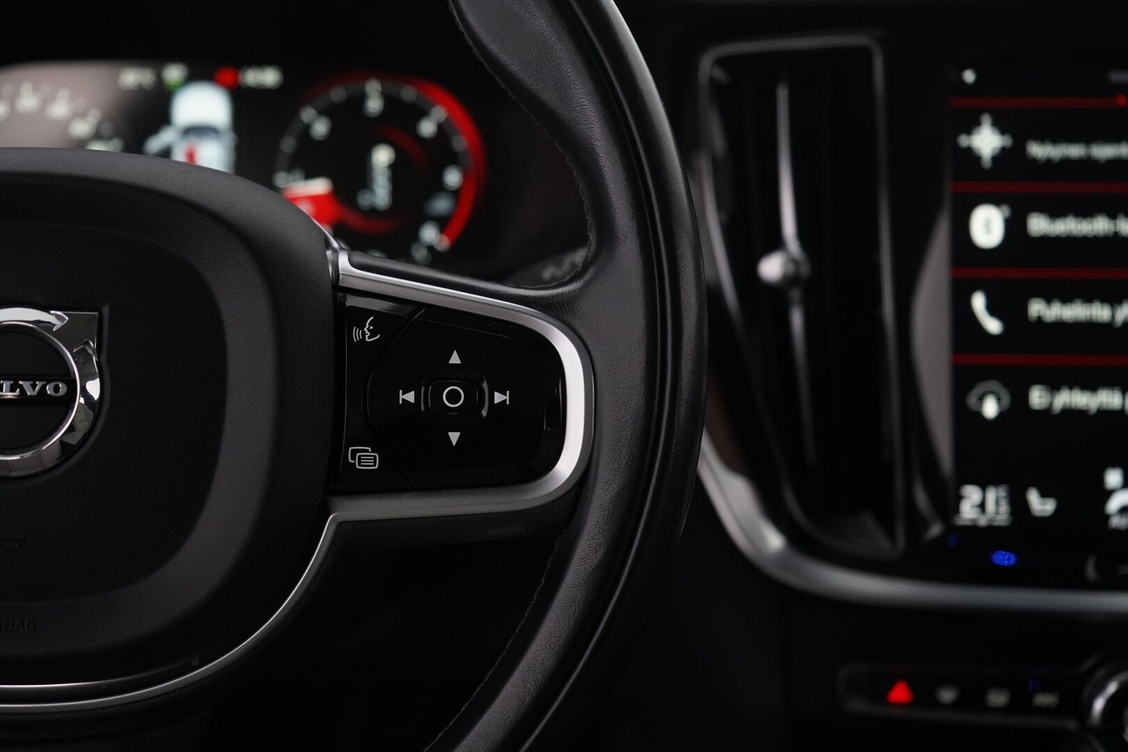 Volvo V60 2019 D4 Business Inscription aut *ACC / Weba / Koukku / Muistipenkki / Nahkasisusta / KeylessGo* - Suomi-auto / Kahdet renkaat alumiinivantein / Jakopää 2024