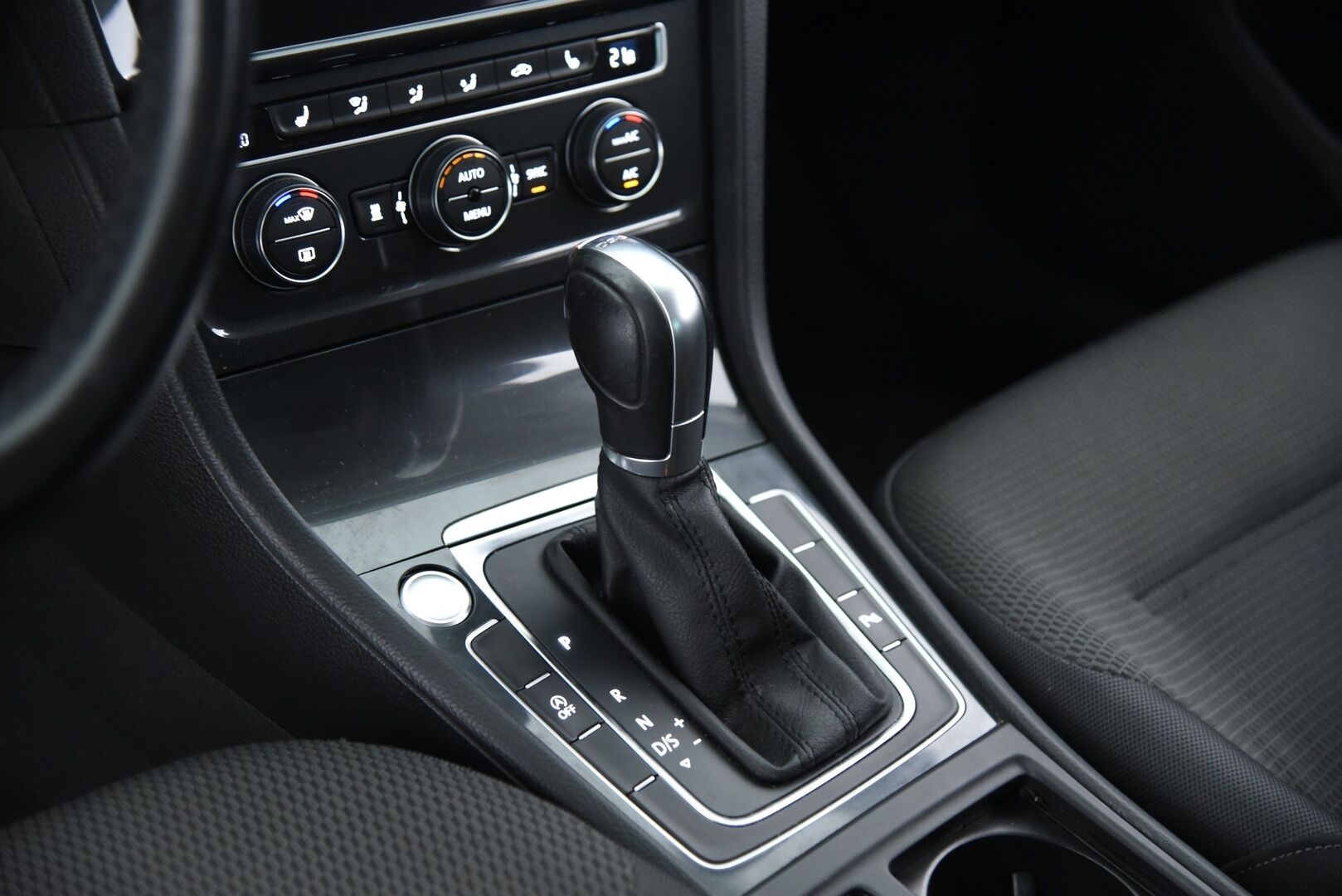 Volkswagen Golf 2019 Comfortline 1,0 TSI 85 kW (115 hv) DSG-automaatti / Webasto / Adapt.vakkari / P.kamera / LED / Apple&Android - Suomi-auto / Hihna vaihdettu / 2x alumiinivanteet hyvillä renkailla!