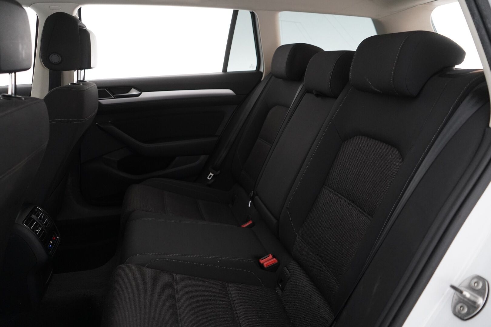 Volkswagen Passat 2019 2,0 TDI SCR Variant Comfortline 110 kW (150 hv) DSG- automaatti. * Webasto / ACC / Koukku / Navi * - KATSO TÄYSIN POIKKEUKSELLINEN HINTA! / Suomi- auto / Kahdet renkaat alumiinivantein / Jakohihna vaihdettu