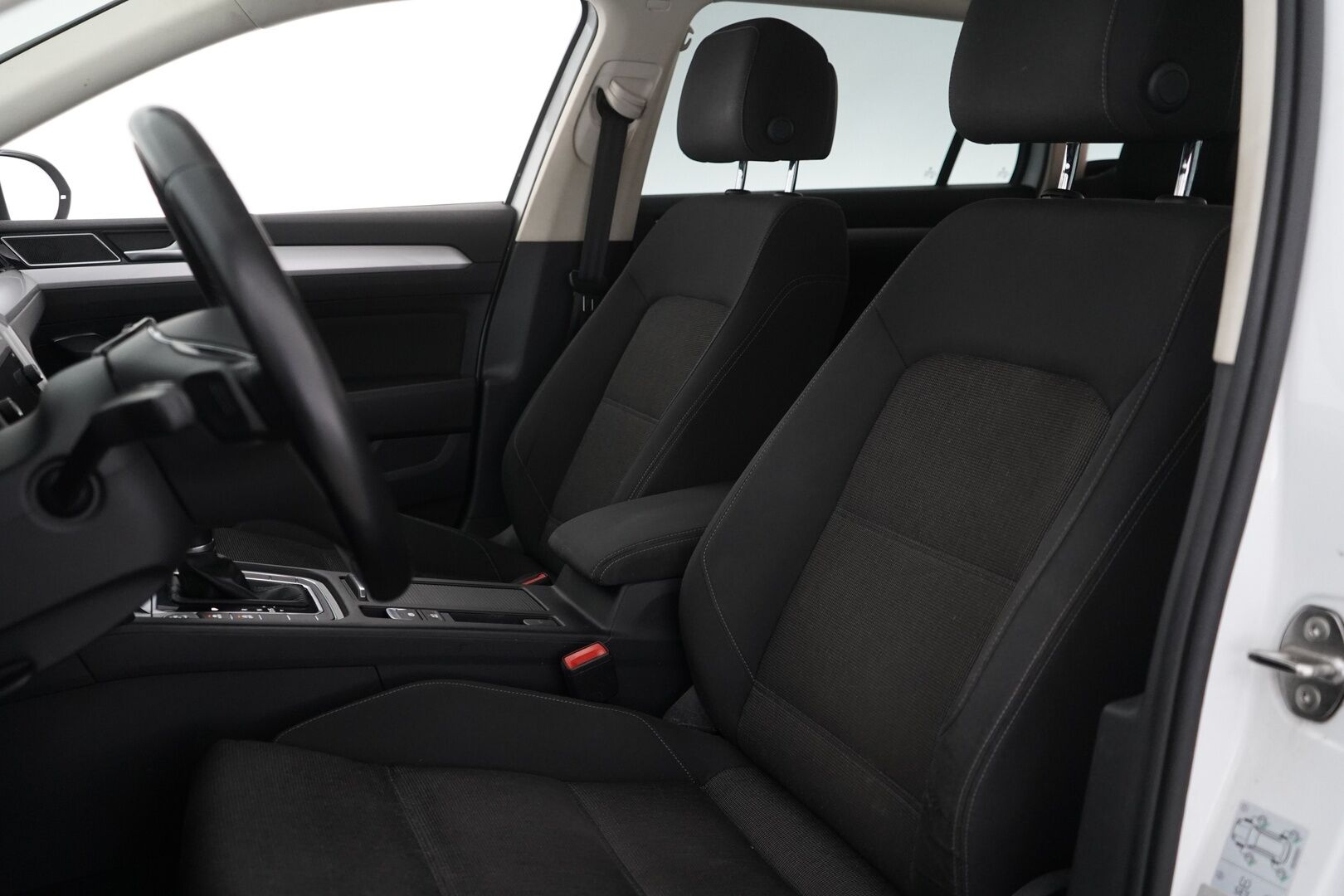 Volkswagen Passat 2019 2,0 TDI SCR Variant Comfortline 110 kW (150 hv) DSG- automaatti. * Webasto / ACC / Koukku / Navi * - KATSO TÄYSIN POIKKEUKSELLINEN HINTA! / Suomi- auto / Kahdet renkaat alumiinivantein / Jakohihna vaihdettu