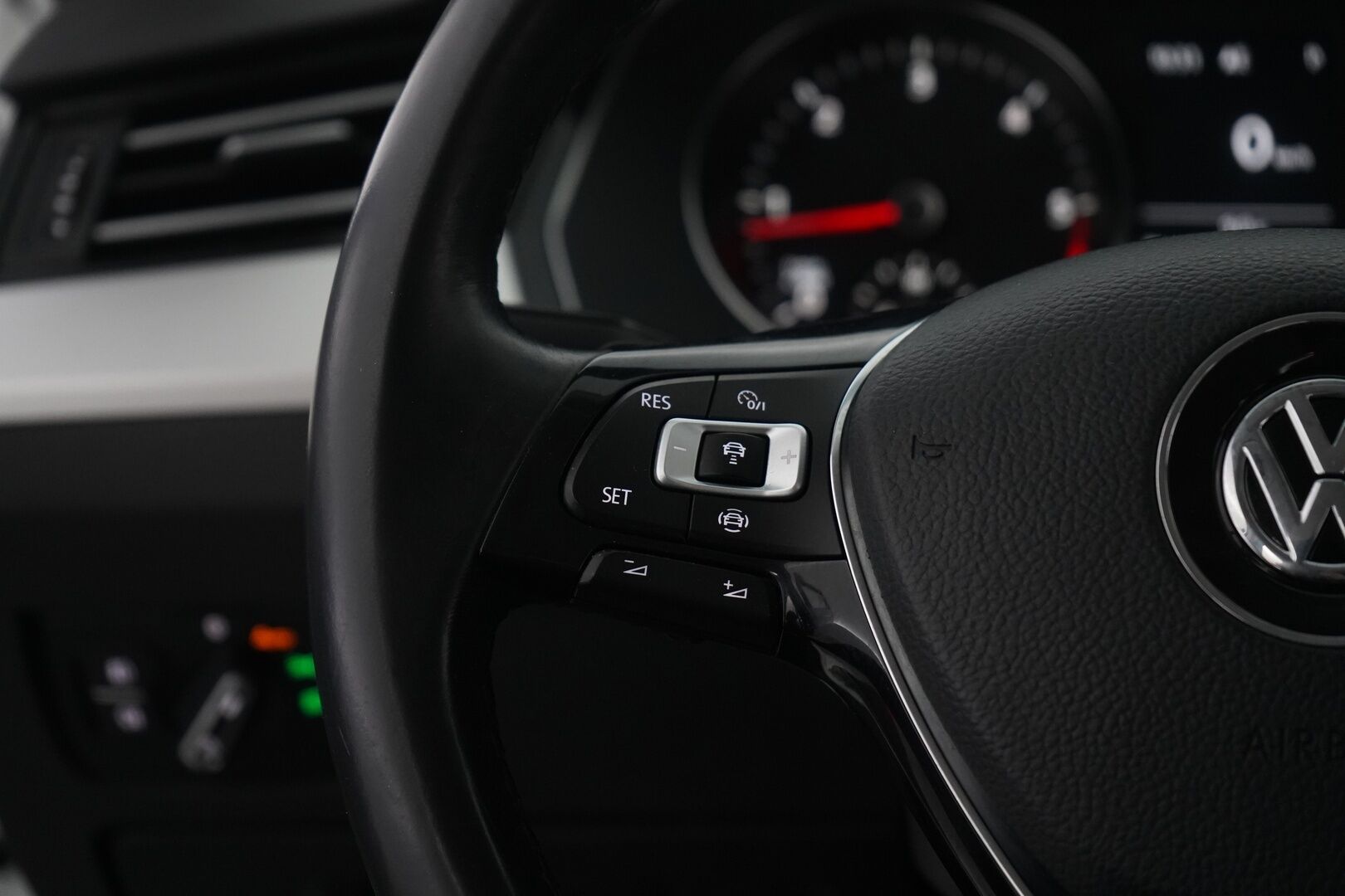 Volkswagen Passat 2019 2,0 TDI SCR Variant Comfortline 110 kW (150 hv) DSG- automaatti. * Webasto / ACC / Koukku / Navi * - Suomi- auto / Kahdet renkaat alumiinivantein / Jakohihna vaihdettu