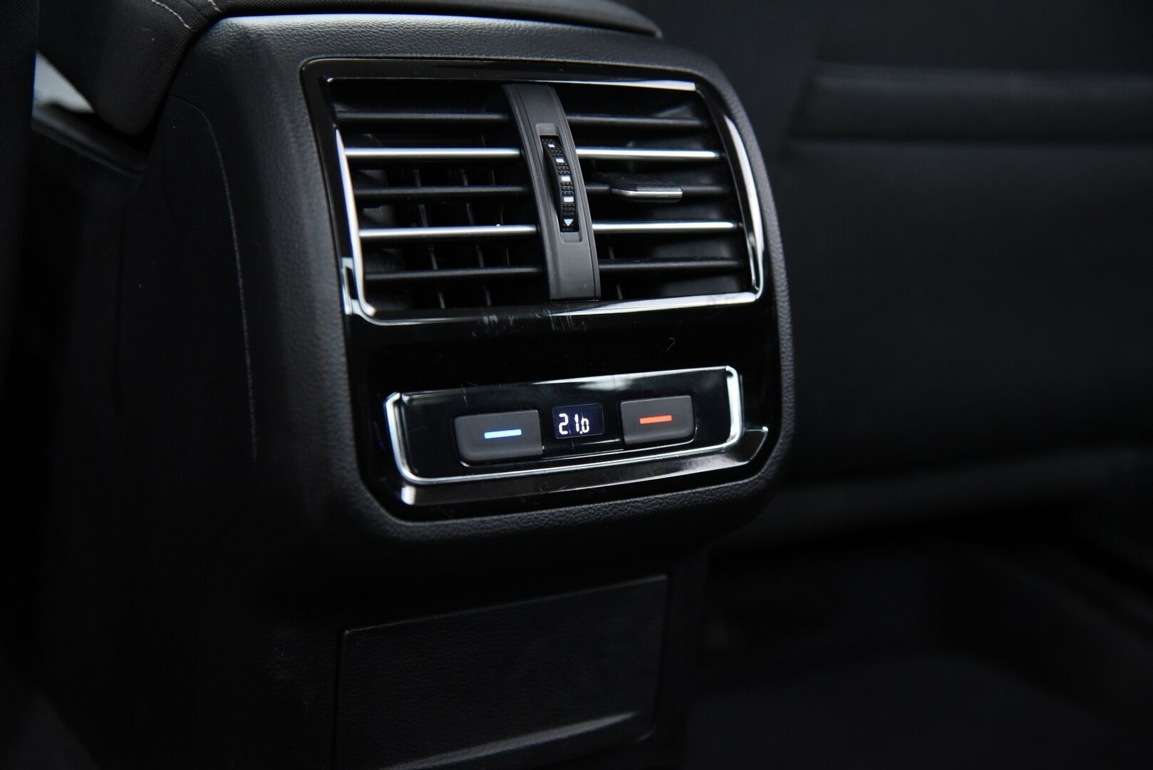 Volkswagen Passat 2019 Sedan Comfortline 2,0 TDI SCR 110 kW (150 hv) DSG-aut. / Suomi-auto / Adapt. Vak. / ergoComf. / Webasto / Koukku / - / Upea väri! / Jakopää tehty / Todella siisti / 2-omisteinen