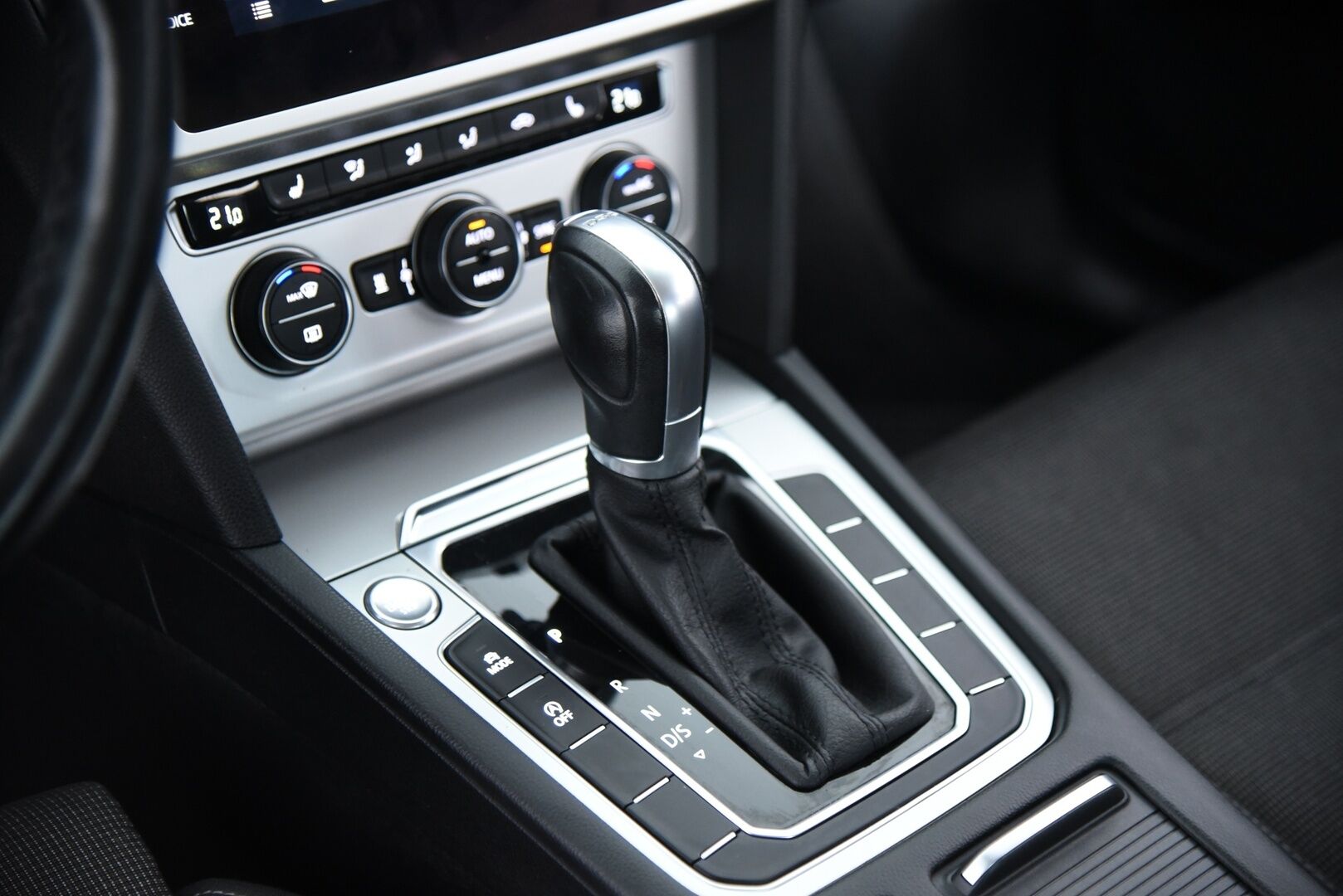 Volkswagen Passat 2019 Sedan Comfortline 2,0 TDI SCR 110 kW (150 hv) DSG-aut. / Suomi-auto / Adapt. Vak. / ergoComf. / Webasto / Koukku / - / Upea väri! / Jakopää tehty / Todella siisti / 2-omisteinen