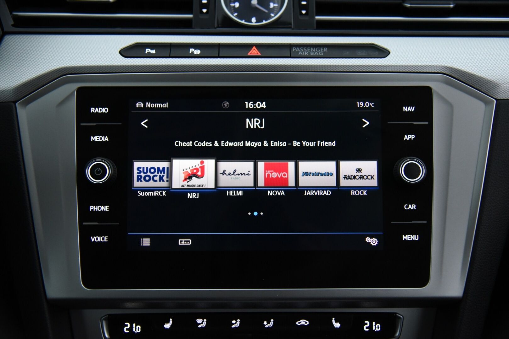 Volkswagen Passat 2019 Sedan Comfortline 2,0 TDI SCR 110 kW (150 hv) DSG-aut. / Suomi-auto / Adapt. Vak. / ergoComf. / Webasto / Koukku / - / Upea väri! / Jakopää tehty / Todella siisti / 2-omisteinen
