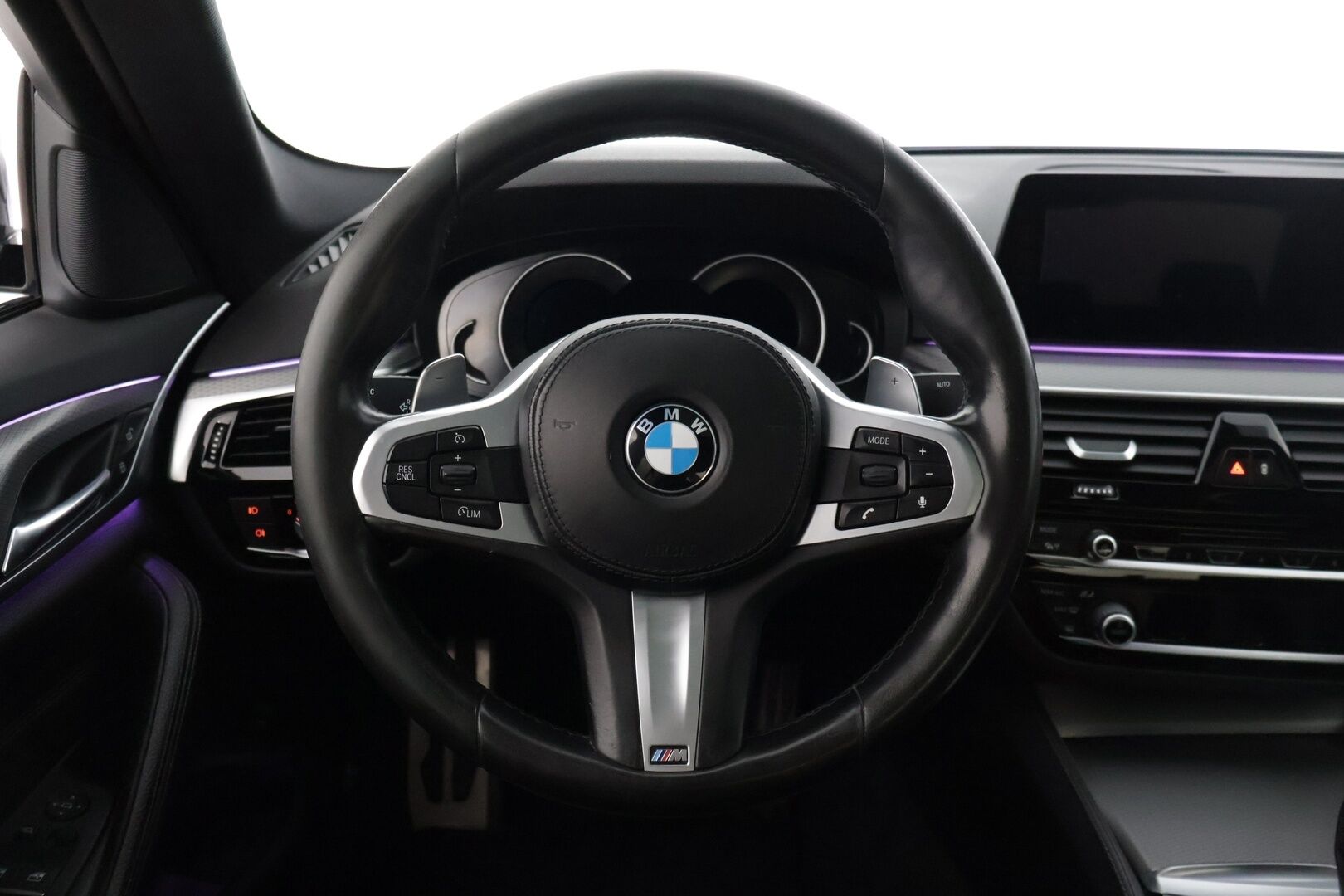 BMW 520 2017 G30 Sedan 520d xDrive Business M Sport * HUD / Muistipenkki / P-Kamera / Kattoluukku / Adapt. LED / Nahkasisusta / Hifit * - * Kahdet renkaat & vanteet / Hyvin huollettu! *