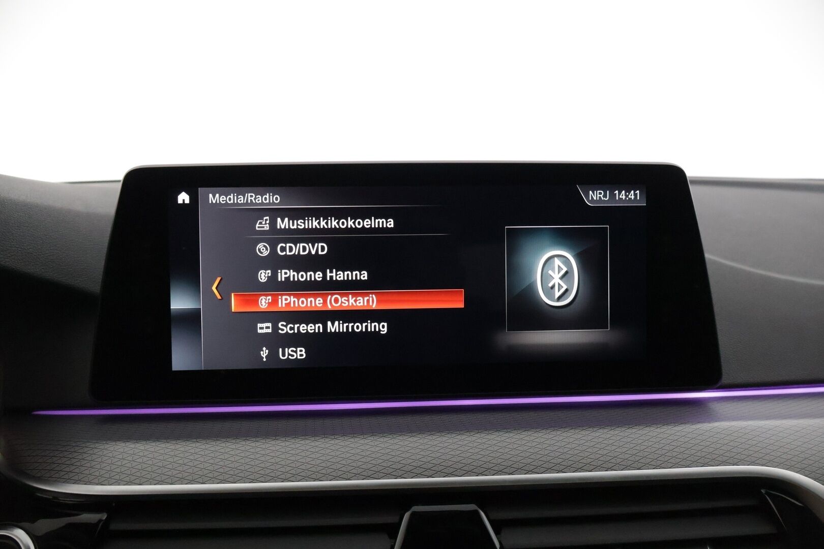 BMW 520 2017 G30 Sedan 520d xDrive Business M Sport * HUD / Muistipenkki / P-Kamera / Kattoluukku / Adapt. LED / Nahkasisusta / Hifit * - * Kahdet renkaat & vanteet / Hyvin huollettu! *