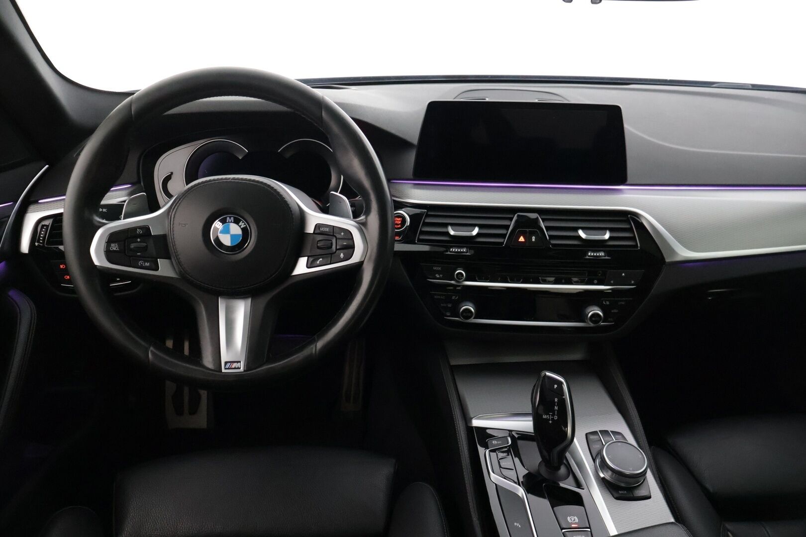 BMW 520 2017 G30 Sedan 520d xDrive Business M Sport * HUD / Muistipenkki / P-Kamera / Kattoluukku / Adapt. LED / Nahkasisusta / Hifit * - * Kahdet renkaat & vanteet / Hyvin huollettu! *