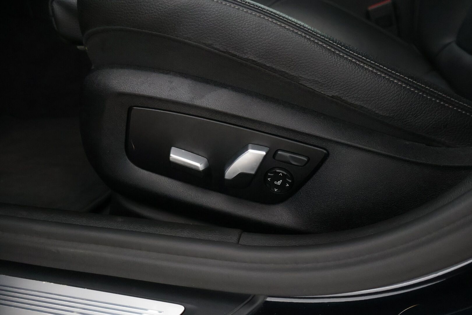 BMW 520 2017 G30 Sedan 520d xDrive Business M Sport * HUD / Muistipenkki / P-Kamera / Kattoluukku / Adapt. LED / Nahkasisusta / Hifit * - * Kahdet renkaat & vanteet / Hyvin huollettu! *