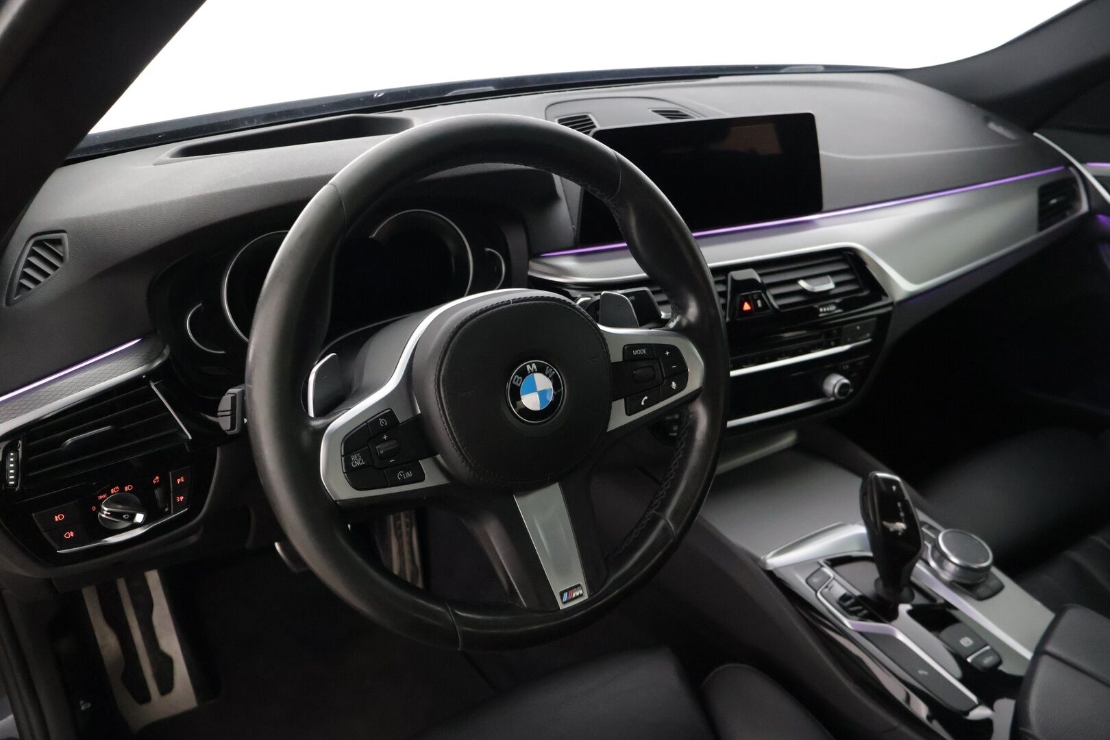 BMW 520 2017 G30 Sedan 520d xDrive Business M Sport * HUD / Muistipenkki / P-Kamera / Kattoluukku / Adapt. LED / Nahkasisusta / Hifit * - * Kahdet renkaat & vanteet / Hyvin huollettu! *