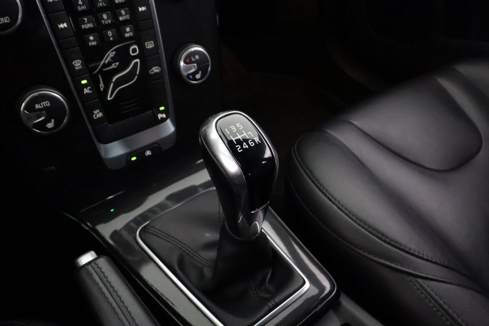 Volvo V40 2019 T3 Dynamic Edition - | Vakkari | Webasto | Koukku | P.tutkat | Muistipenkki | Xenon | Nahat | Suomi-auto | Kahdet Renkaat | Merkkihuollettu |
