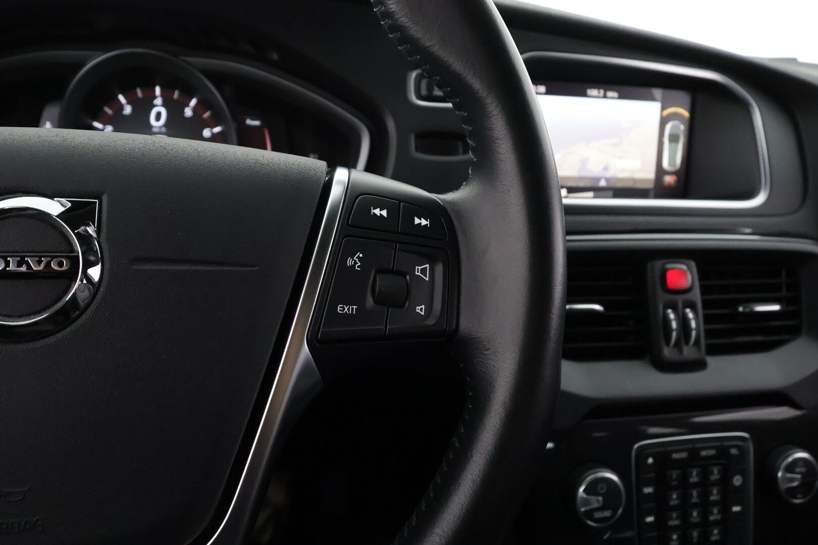 Volvo V40 2019 T3 Dynamic Edition - | Vakkari | Webasto | Koukku | P.tutkat | Muistipenkki | Xenon | Nahat | Suomi-auto | Kahdet Renkaat | Merkkihuollettu |