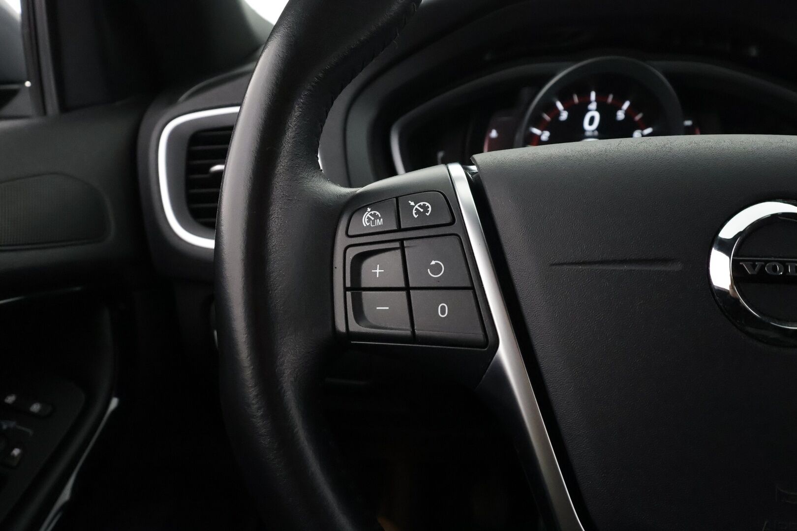 Volvo V40 2019 T3 Dynamic Edition - | Vakkari | Webasto | Koukku | P.tutkat | Muistipenkki | Xenon | Nahat | Suomi-auto | Kahdet Renkaat | Merkkihuollettu |