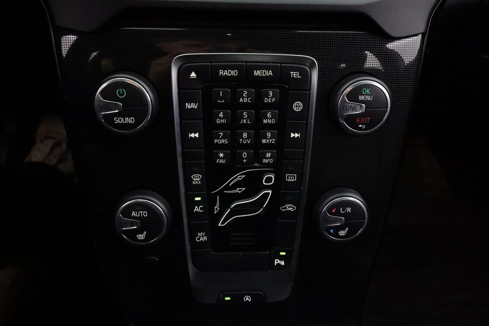 Volvo V40 2019 T3 Dynamic Edition - | Vakkari | Webasto | Koukku | P.tutkat | Muistipenkki | Xenon | Nahat | Suomi-auto | Kahdet Renkaat | Merkkihuollettu |