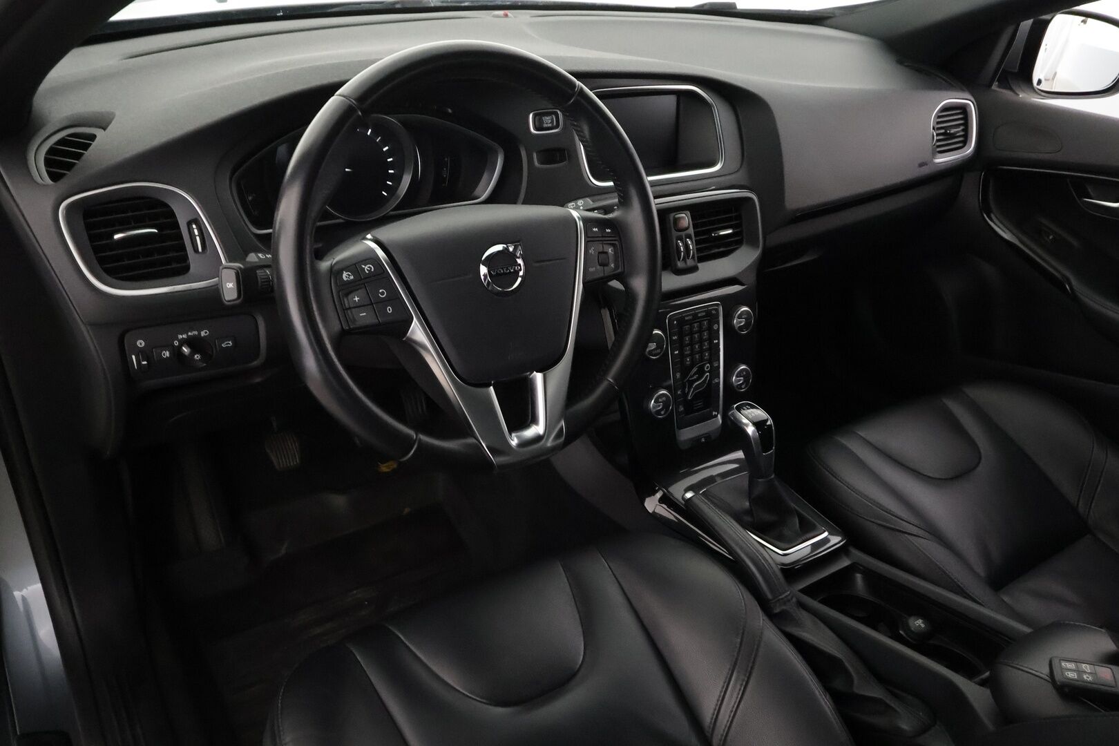 Volvo V40 2019 T3 Dynamic Edition - | Vakkari | Webasto | Koukku | P.tutkat | Muistipenkki | Xenon | Nahat | Suomi-auto | Kahdet Renkaat | Merkkihuollettu |