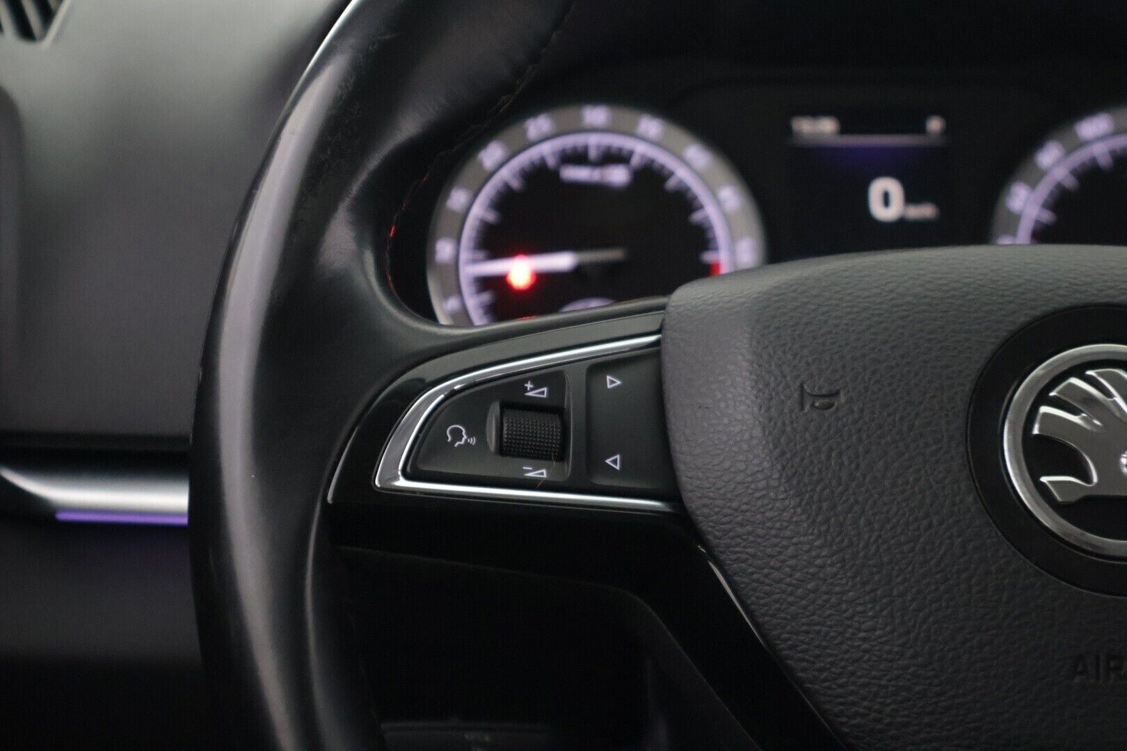 Skoda Karoq 2019 1,6 TDI Style DSG Autom. *ACC / Webasto / P.kamera / Lämmitettävä tuulilasi / Sähk. toiminen takaluukku / Vetokoukku* - *Kattava huoltohistoria / Ohjauspyörän lämmitys / 2x Renkaat & Vanteet / Jakohihna vaihdettu* - HULLUT AVAJAISHULINAT KORKOTARJOUS 3,29 %