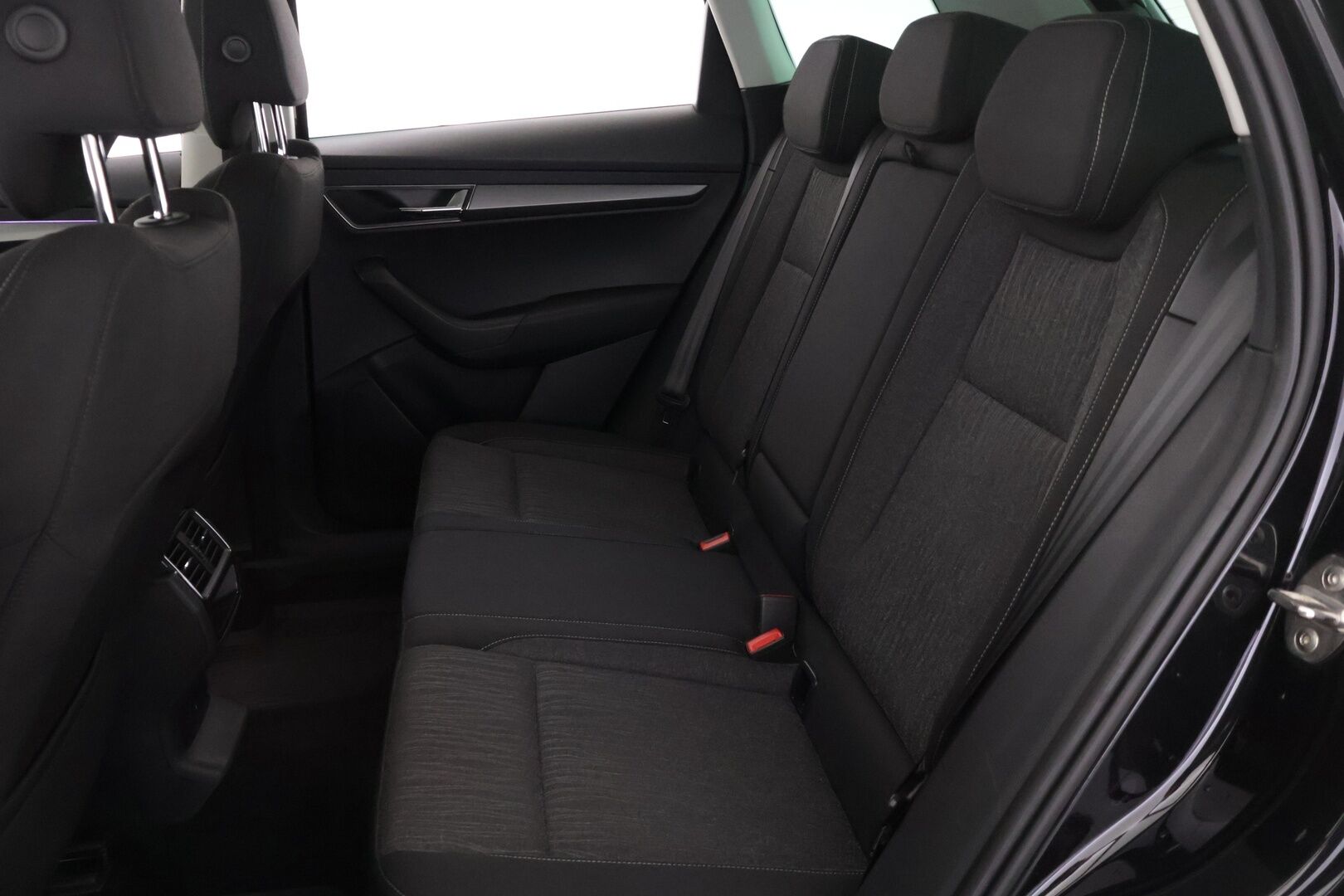Skoda Karoq 2019 1,6 TDI Style DSG Autom. - *ACC | Webasto | P.kamera | Lämmitettävä tuulilasi | Sähk. toiminen takaluukku | Vetokoukku | Kattava huoltohistoria | Ohjauspyörän lämmitys | 2x Renkaat & Vanteet | Jakohihna vaihdettu*