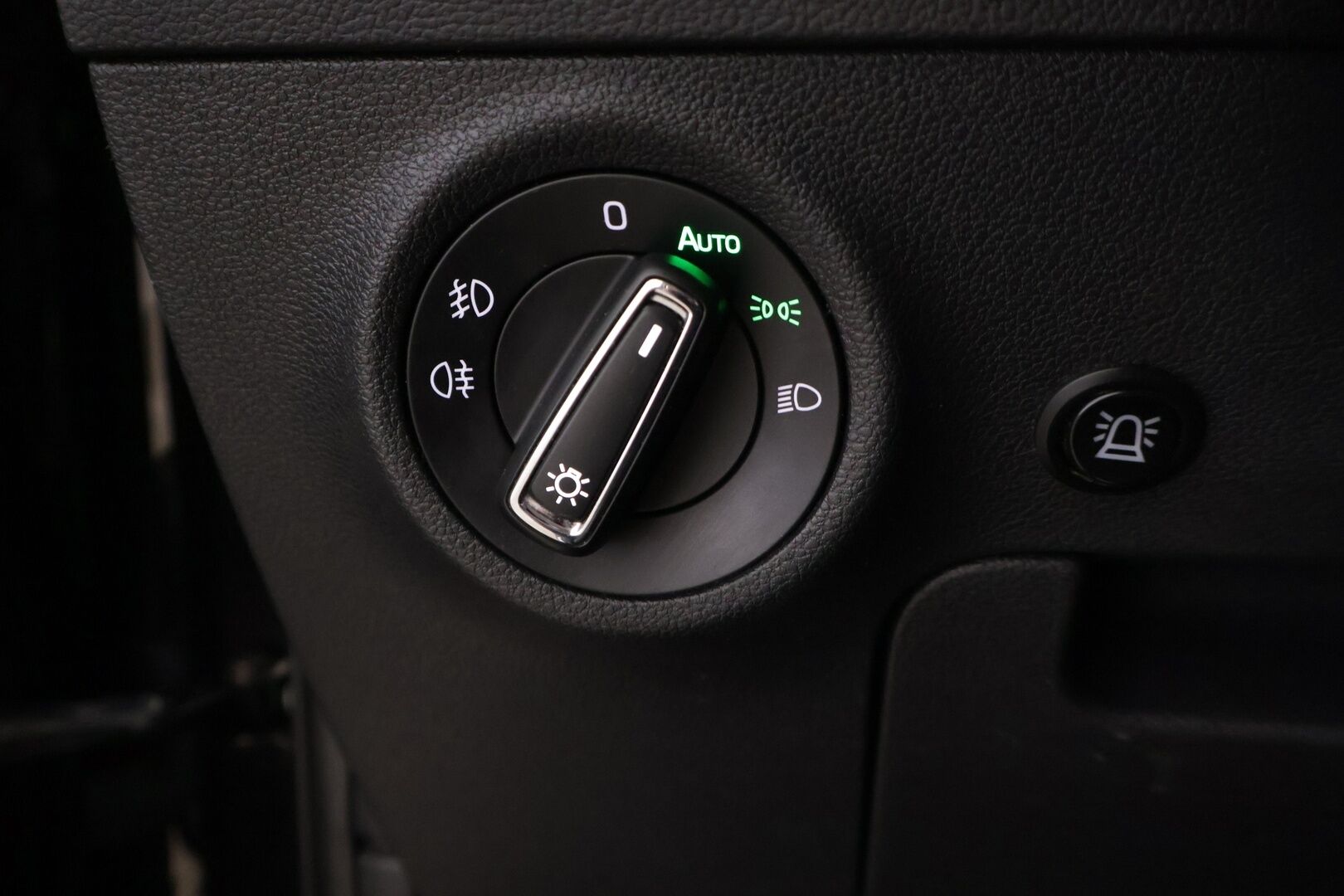 Skoda Karoq 2019 1,6 TDI Style DSG Autom. - *ACC | Webasto | P.kamera | Lämmitettävä tuulilasi | Sähk. toiminen takaluukku | Vetokoukku | Kattava huoltohistoria | Ohjauspyörän lämmitys | 2x Renkaat & Vanteet | Jakohihna vaihdettu*