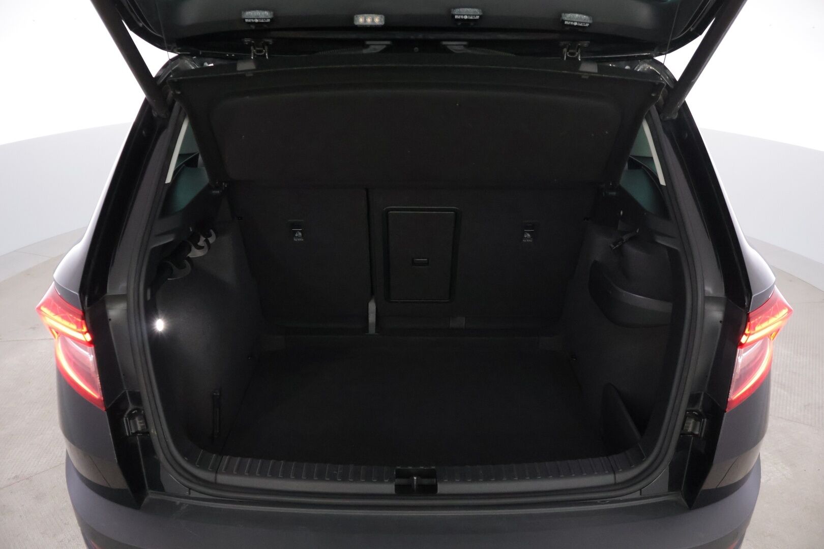 Skoda Karoq 2019 1,6 TDI Style DSG Autom. - *ACC | Webasto | P.kamera | Lämmitettävä tuulilasi | Sähk. toiminen takaluukku | Vetokoukku | Kattava huoltohistoria | Ohjauspyörän lämmitys | 2x Renkaat & Vanteet | Jakohihna vaihdettu*