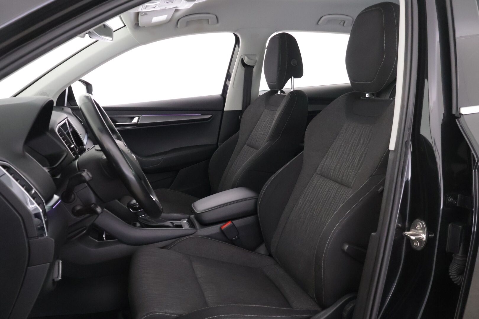 Skoda Karoq 2019 1,6 TDI Style DSG Autom. *ACC / Webasto / P.kamera / Lämmitettävä tuulilasi / Sähk. toiminen takaluukku / Vetokoukku* - *Kattava huoltohistoria / Ohjauspyörän lämmitys / 2x Renkaat & Vanteet / Jakohihna vaihdettu* - HULLUT AVAJAISHULINAT KORKOTARJOUS 3,29 %