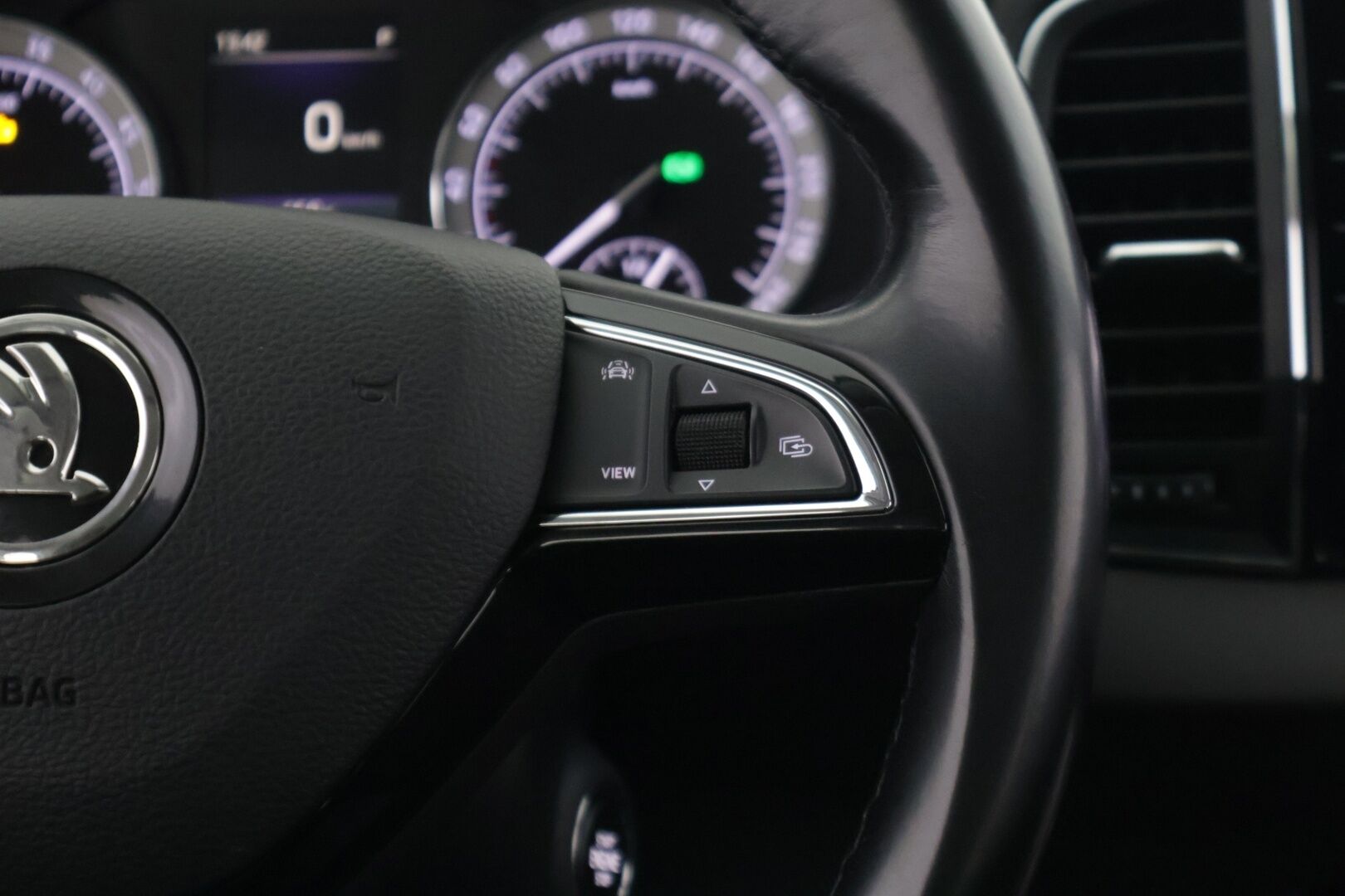Skoda Karoq 2019 1,6 TDI Style DSG Autom. - *ACC | Webasto | P.kamera | Lämmitettävä tuulilasi | Sähk. toiminen takaluukku | Vetokoukku | Kattava huoltohistoria | Ohjauspyörän lämmitys | 2x Renkaat & Vanteet | Jakohihna vaihdettu*