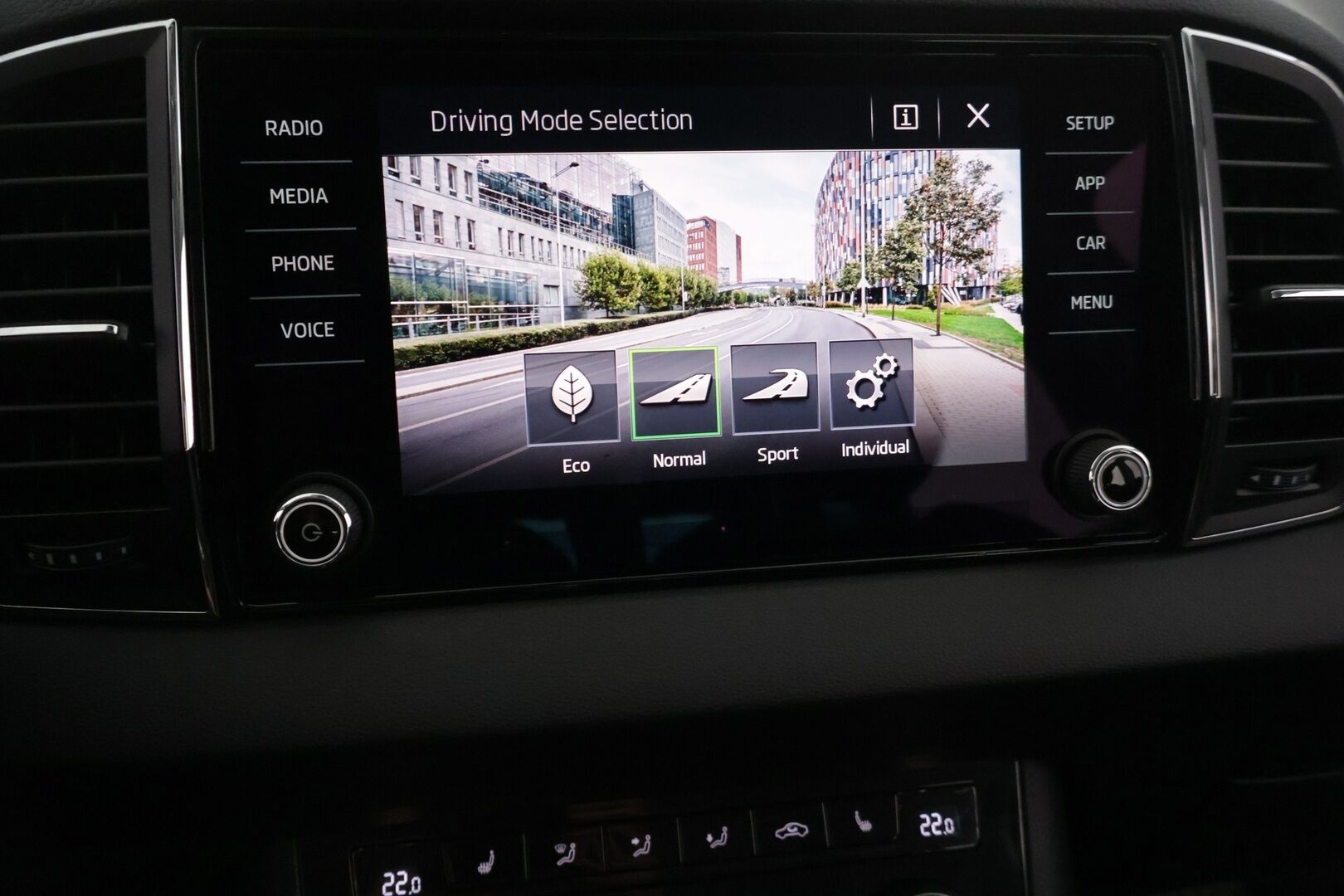 Skoda Karoq 2019 1,6 TDI Style DSG Autom. - *ACC | Webasto | P.kamera | Lämmitettävä tuulilasi | Sähk. toiminen takaluukku | Vetokoukku | Kattava huoltohistoria | Ohjauspyörän lämmitys | 2x Renkaat & Vanteet | Jakohihna vaihdettu*