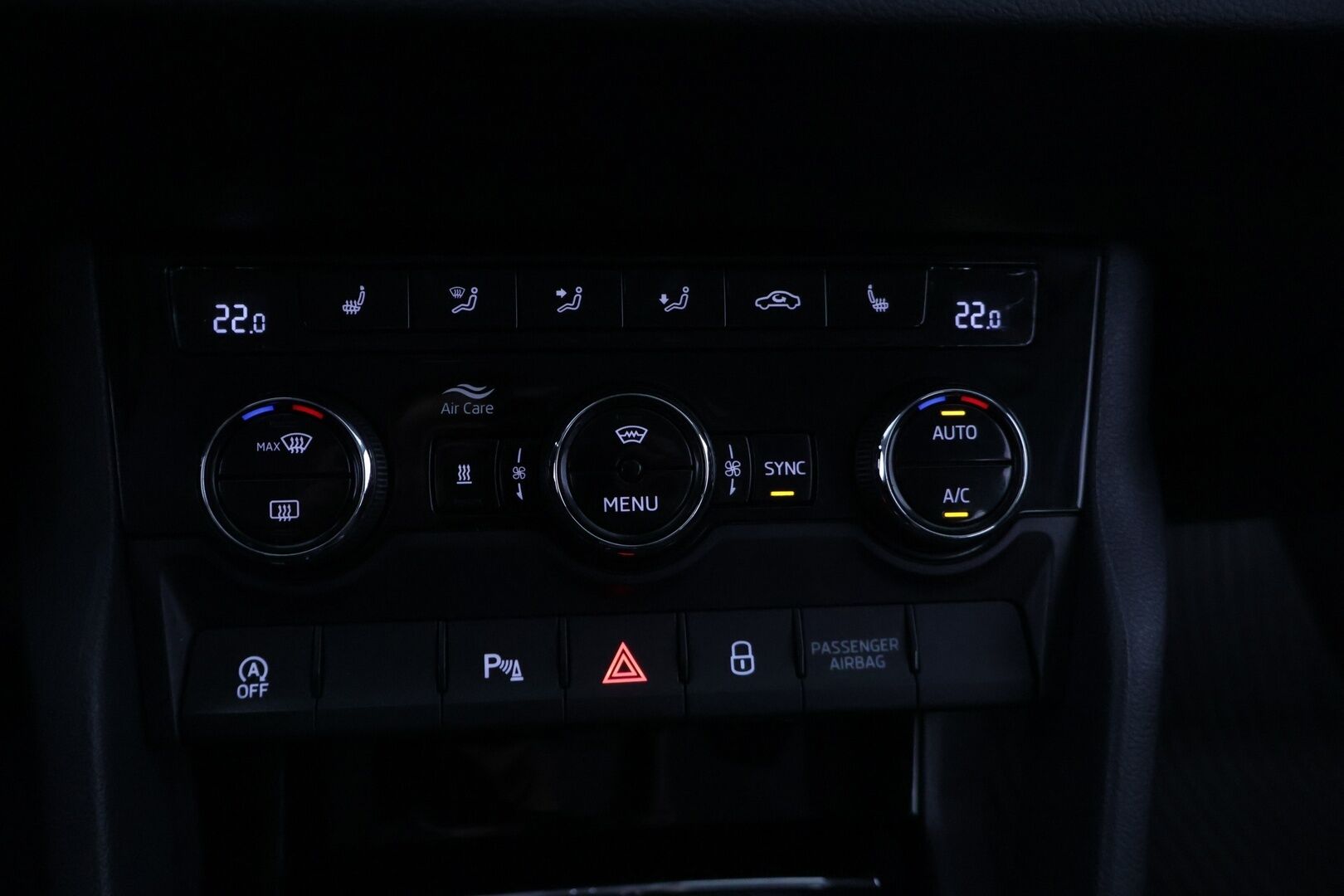 Skoda Karoq 2019 1,6 TDI Style DSG Autom. *ACC / Webasto / P.kamera / Lämmitettävä tuulilasi / Sähk. toiminen takaluukku / Vetokoukku* - *Kattava huoltohistoria / Ohjauspyörän lämmitys / 2x Renkaat & Vanteet / Jakohihna vaihdettu* - HULLUT AVAJAISHULINAT KORKOTARJOUS 3,29 %