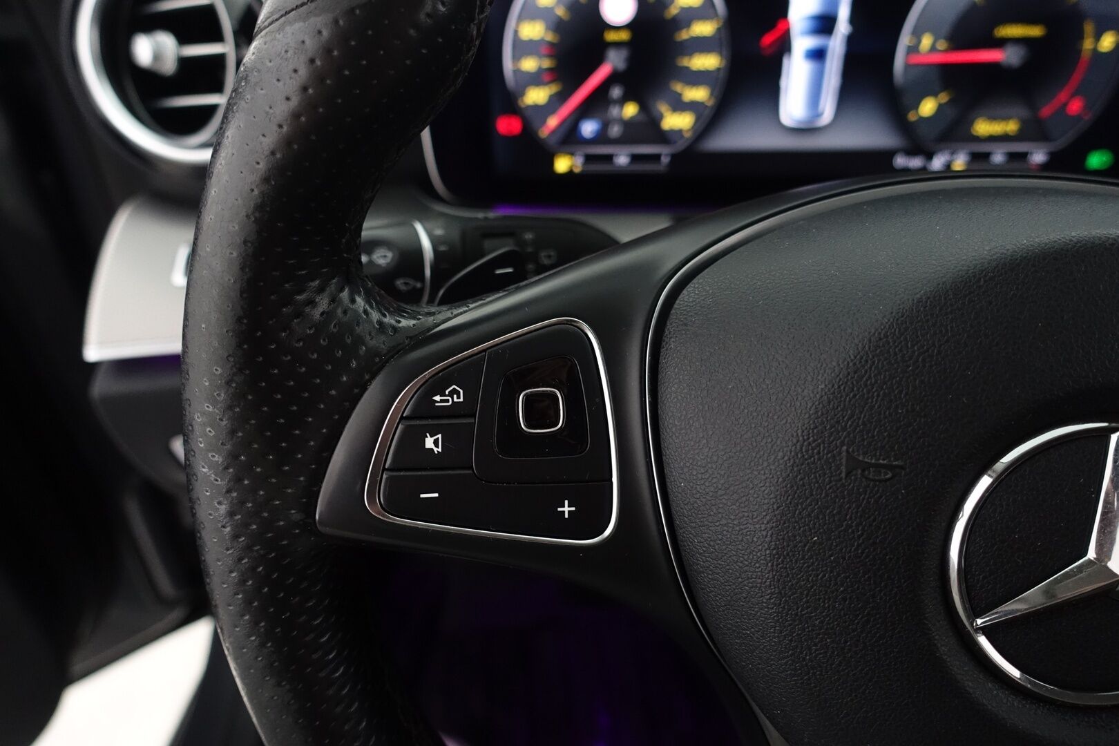 Mercedes-Benz E 2017 200d - | Distronic + | Widescreen |  | P.Kamera | LED Performance | Ambient | AppleCarplay | BLIS | Ohjausavustin - KORKO VAIN 3,99 %
