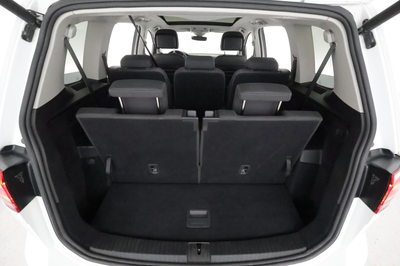 Volkswagen Touran 2020 Highline 1,5 TSI EVO R-Line 110 kW DSG  ** Panorama / 7-Paik / Webasto / Adapt.Vakkari / LED-valot / P.kamera / Navi ** - Suomi-auto 
