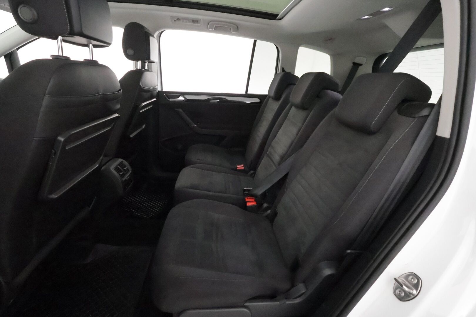 Volkswagen Touran 2020 Highline 1,5 TSI EVO R-Line 110 kW DSG  ** Panorama / 7-Paik / Webasto / Adapt.Vakkari / LED-valot / P.kamera / Navi ** - Suomi-auto 