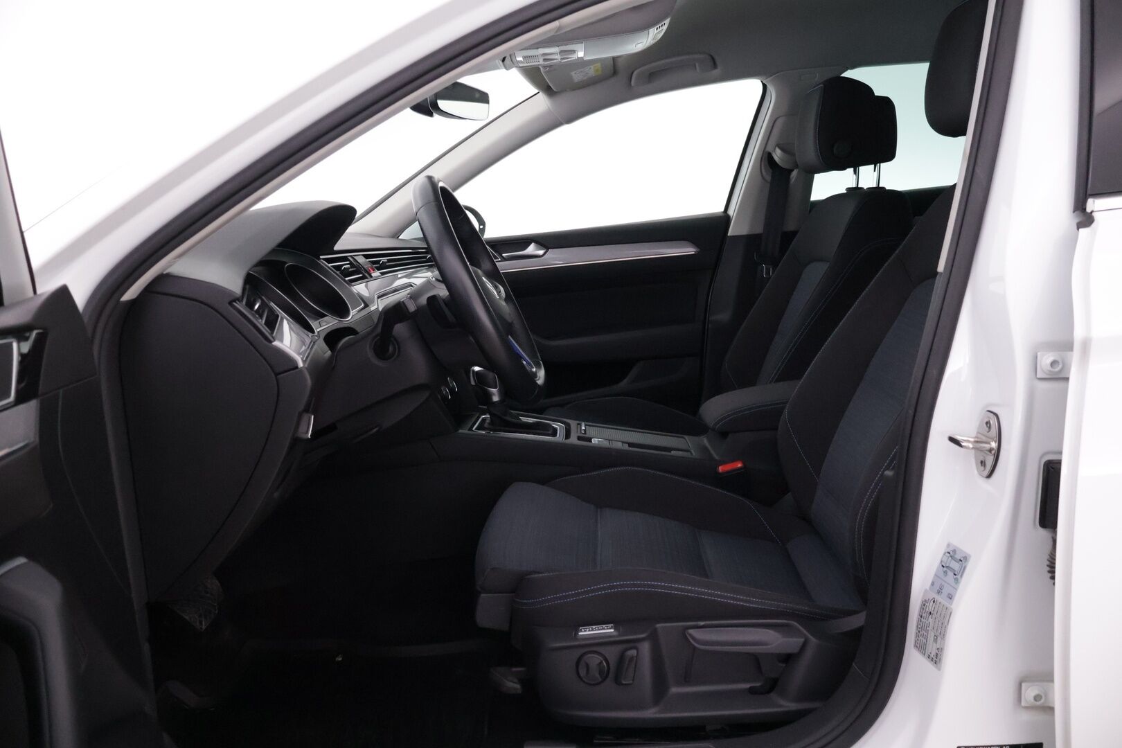 Volkswagen Passat 2020 Variant GTE Plug-In Hybrid 160 kW DSG-automaatti *ACC / Webasto / Navi / P-Kamera / KeyLessGo / Ratinlämmitin / LED* - Jakohihna juuri vaihdettu / Hyvin huollettu Suomiauto kaksilla renkailla ja vanteilla!