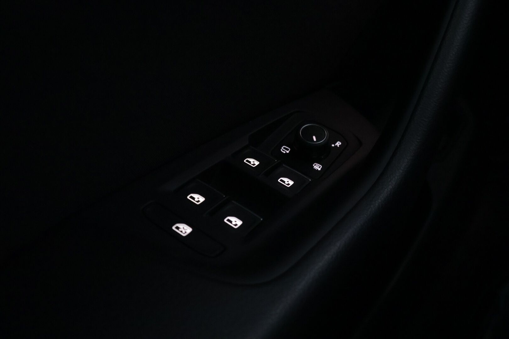 Volkswagen Passat 2020 Variant GTE Plug-In Hybrid 160 kW DSG-automaatti *ACC / Webasto / Navi / P-Kamera / KeyLessGo / Ratinlämmitin / LED* - Jakohihna juuri vaihdettu / Hyvin huollettu Suomiauto kaksilla renkailla ja vanteilla!