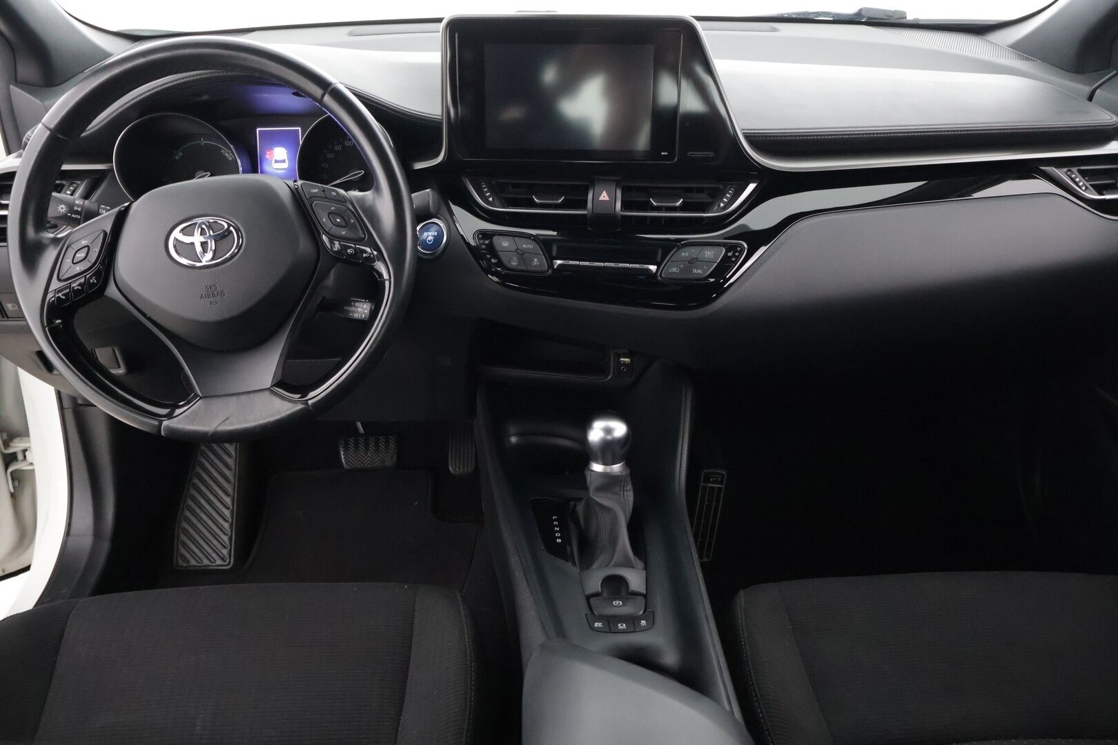 Toyota C-HR 2019 1,8 Hybrid Active Edition * Adaptiivinen vakionopeudensäädin / Kaistavahti / Peruutuskamera / Avaimeton ovien avaus * - Kahdet todella hyvät renkaat / Hyvin huollettu / Tuulilasi ehjä, maalipinta siisti *