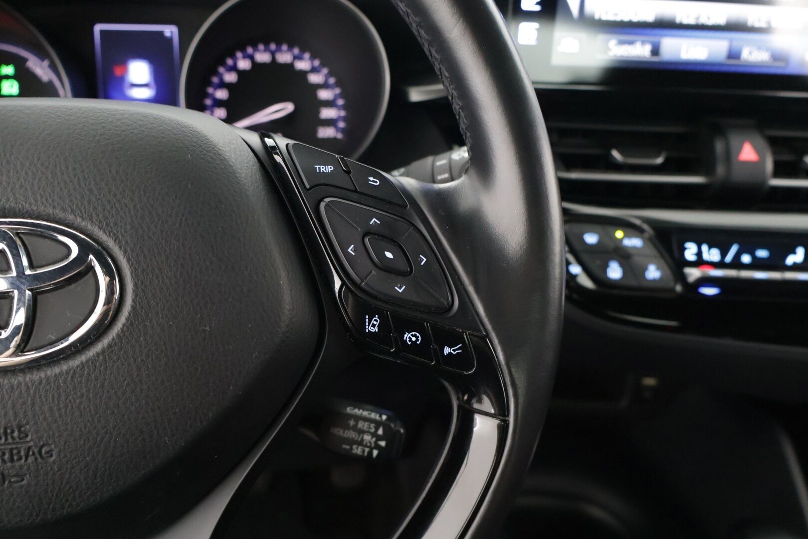 Toyota C-HR 2019 1,8 Hybrid Active Edition * Adaptiivinen vakionopeudensäädin / Kaistavahti / Peruutuskamera / Avaimeton ovien avaus * - Kahdet todella hyvät renkaat / Hyvin huollettu / Tuulilasi ehjä, maalipinta siisti *