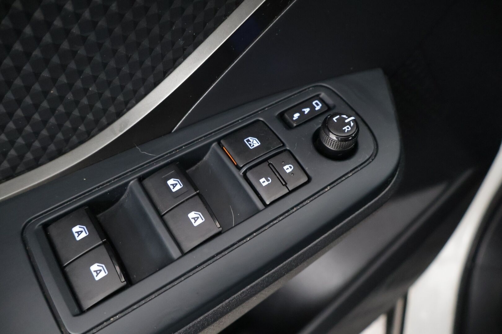 Toyota C-HR 2019 1,8 Hybrid Active Edition * Adaptiivinen vakionopeudensäädin / Kaistavahti / Peruutuskamera / Avaimeton ovien avaus * - Kahdet todella hyvät renkaat / Hyvin huollettu / Tuulilasi ehjä, maalipinta siisti *