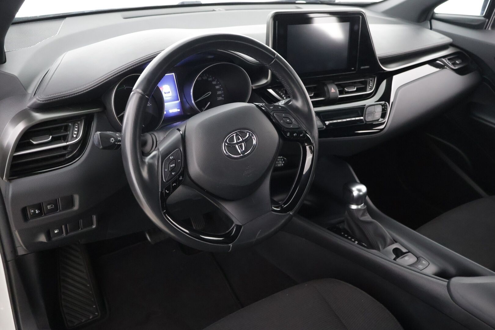 Toyota C-HR 2019 1,8 Hybrid Active Edition * Adaptiivinen vakionopeudensäädin / Kaistavahti / Peruutuskamera / Avaimeton ovien avaus * - Kahdet todella hyvät renkaat / Hyvin huollettu / Tuulilasi ehjä, maalipinta siisti *